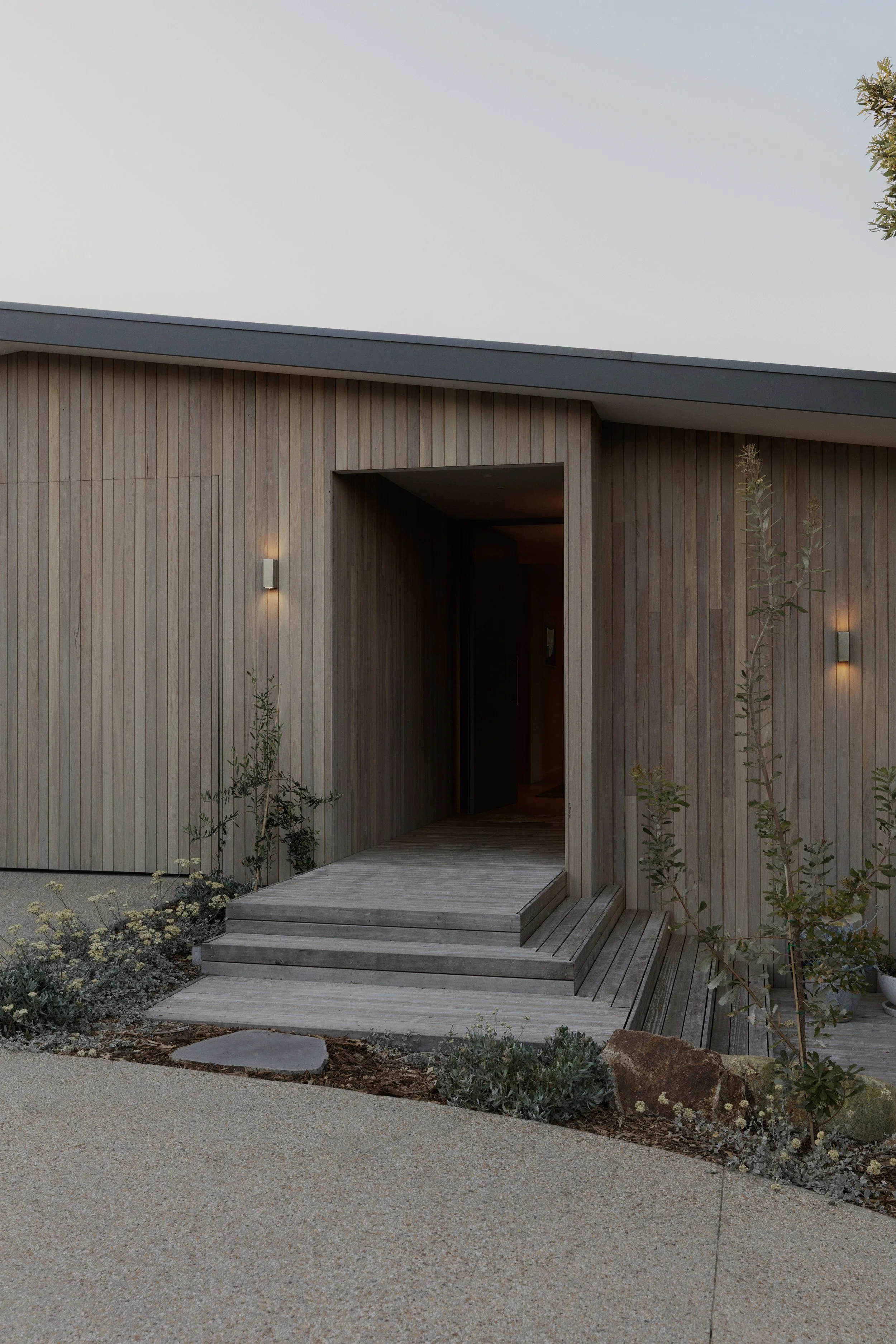 Natural timber facade on bush modern costal architectural home. Build by Rawlinson, architecture by Pleaser Perkins.