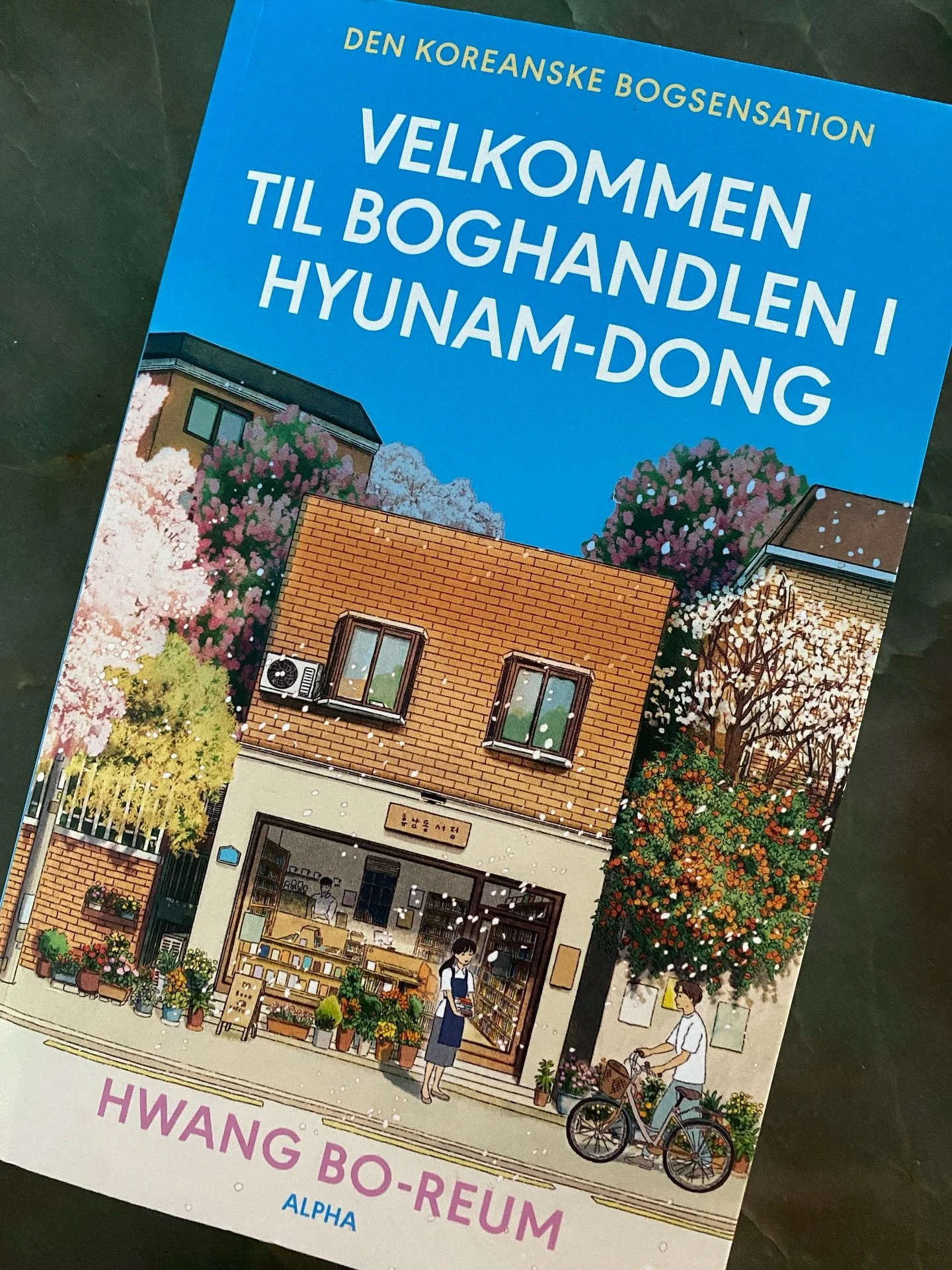 I g&aring;r kom den her fine sag ind ad d&oslash;ren.

Jeg kan godt lide den m&aring;de @alphaforlag viser den p&aring;. Det er nemlig en bog om, hvordan blandt andet b&oslash;ger kan hele et overanstrengt hjerte. 📖 🤍

Redakt&oslash;r Anne Bjerre P