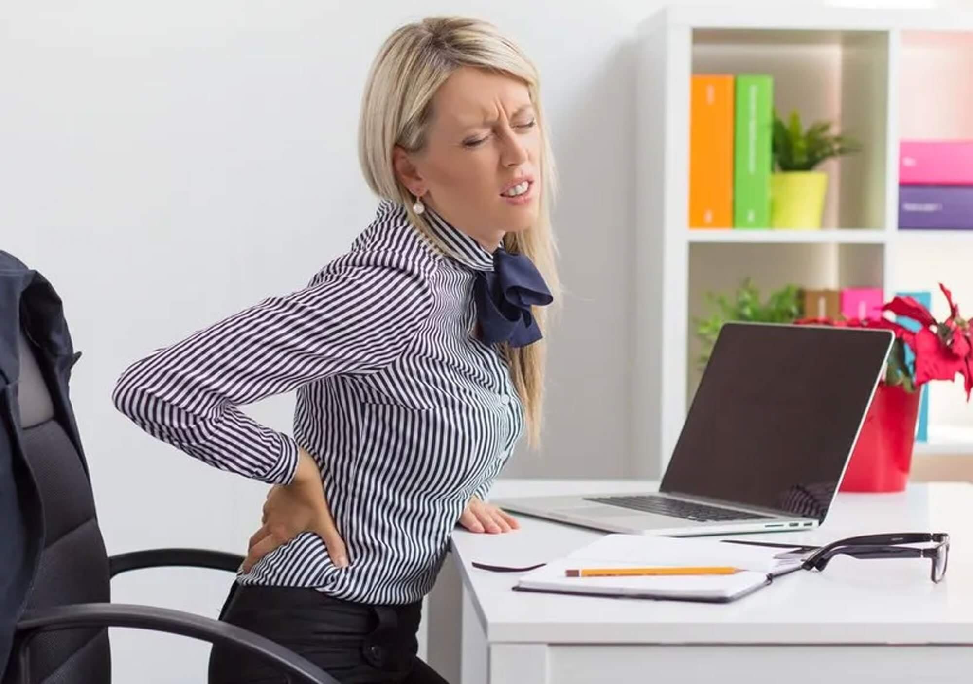 What You Should Know About Upper Back Pain from Sitting at a Desk