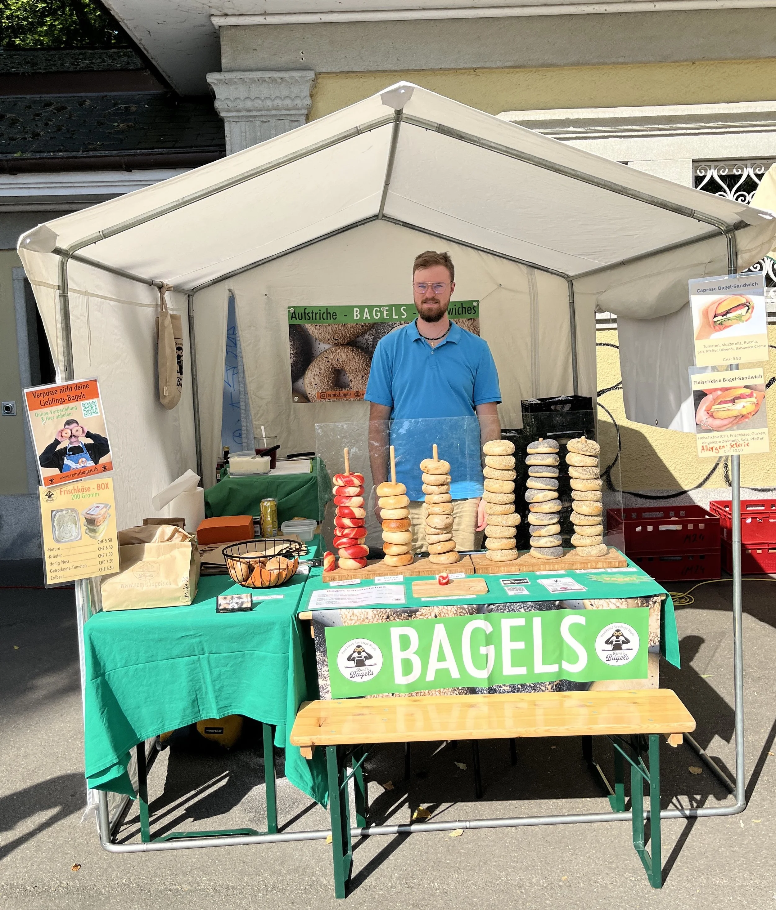 Remi Christen am Marktstand von Remi's Bagels mit handgerollten Sauerteig-Bagels am Breitemarkt in Basel.