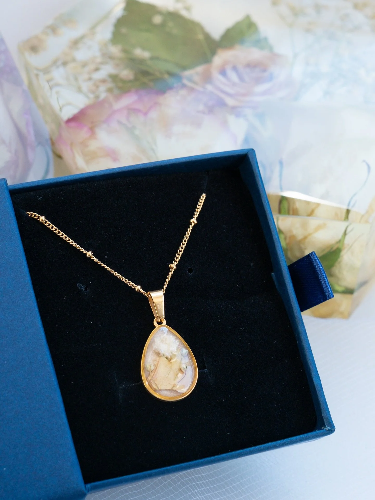 Tri uspomene. Jedan trenutak.

Iz jednog svadbenog buketa nastali su:
🌸 dva bloka s cvijećem &mdash; za dvije adrese
🌸 jedna ogrlica &mdash; za svaki korak dalje

Njihovo &ldquo;da&rdquo; nije bio samo trenutak, već početak.
Njihove uspomene podsje