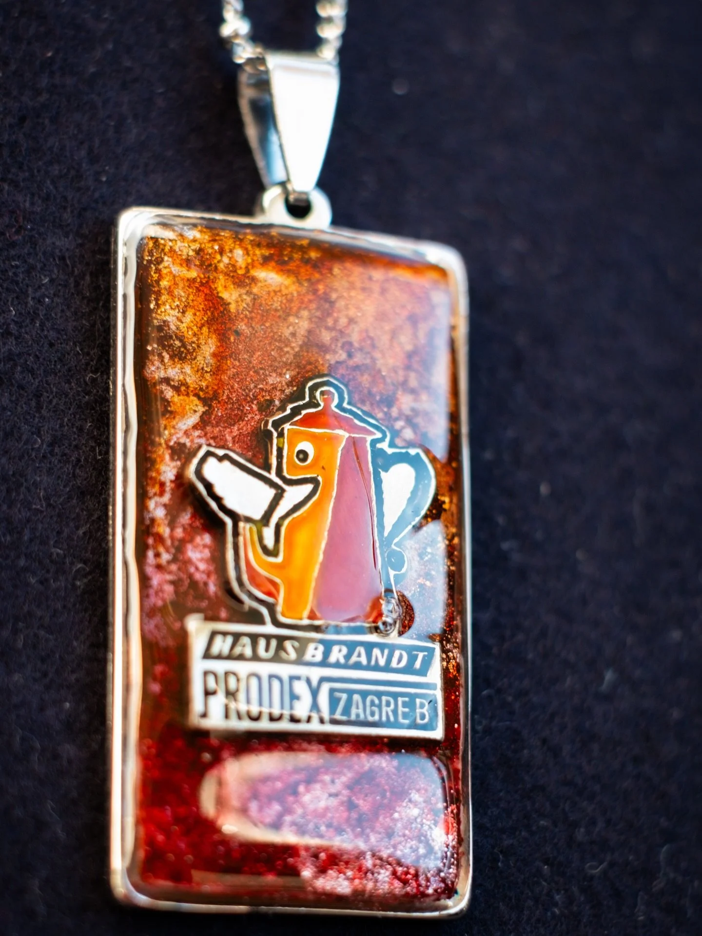 Miris kave, dodir nostalgije. ☕️
Kavoljupci, ova je za nas! Jo&scaron; jedna kultna značka pretvorena je u nakit za Retrogram kolekciju. 
Ima mnogo sjajnih brendova kave, ali rijetko koji budi uspomene kao @hausbrandthr , zar ne?

Jer neke uspomene v