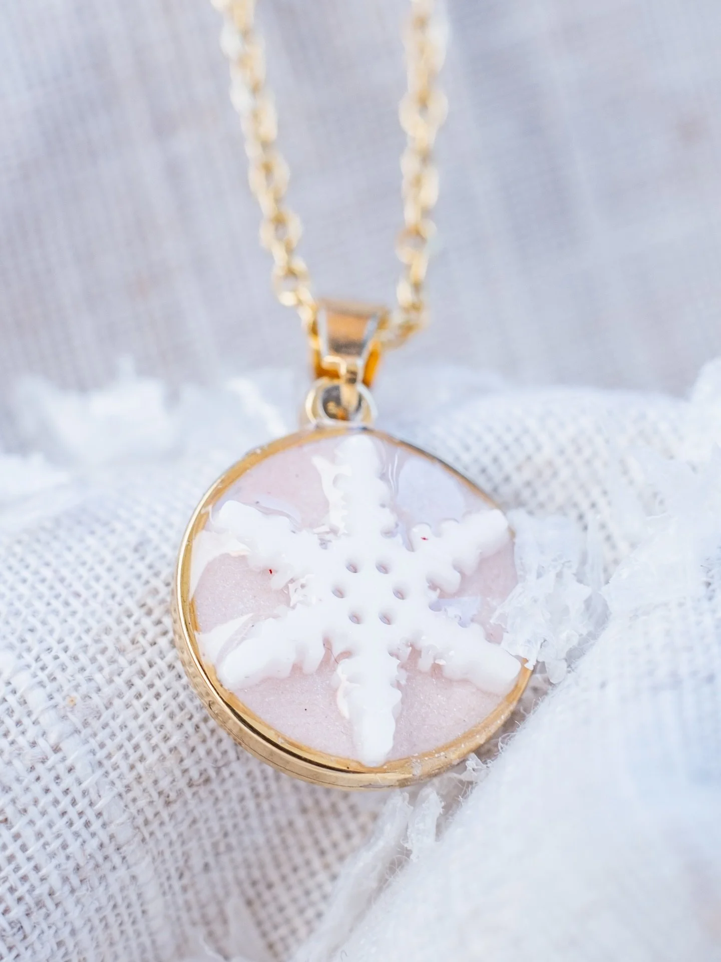 Posebno mi je draga ova nježno roza pahuljasta kombinacija &ndash; toliko ženstvena i sanjiva!
Neke komade može&scaron; pronaći u @studio78.zagreb , neke u @takemehomezagreb , a neke ću ti pokazati u nedjelju na @projekt_ilica 😉