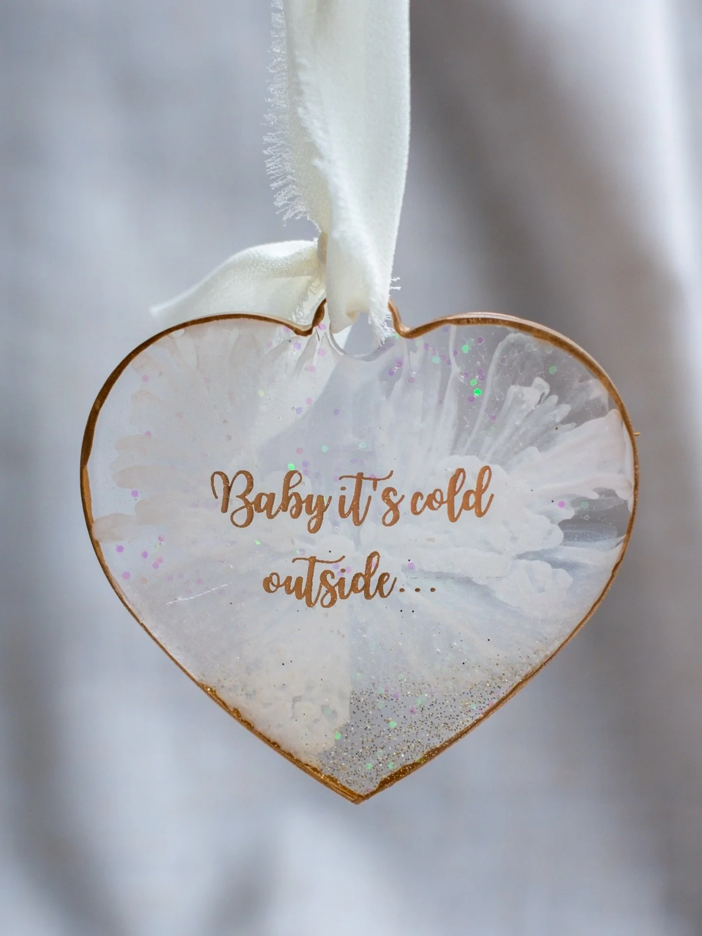 &lsquo;Baby, it&rsquo;s cold outside&hellip;&rsquo;🎄samo je jedan od brojnih natpisa koje sam pripremila za ovu blagdansku sezonu. Svrati do @studio78.zagreb , @takemehomezagreb ili me potraži u nedjelju na @projekt_ilica i pogledaj koje se sve poru