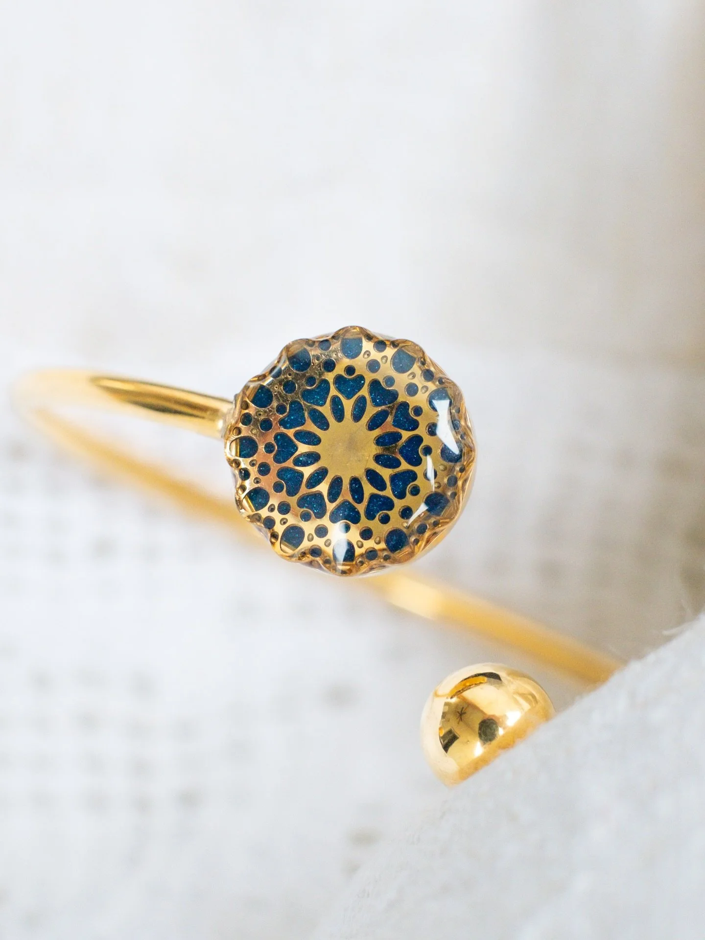 Bangle narukvice iz kolekcije Sčipkaj se! odlično se ističu i uz pozadinu u boji, a posebno privlačno djeluju u ovoj elegantnoj plavo-zlatnoj kombinaciji 💙💛

Svoj primjerak pronađi u @studio78.zagreb