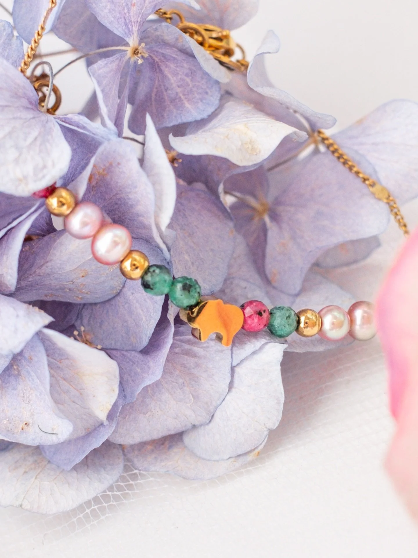 Hej hej! Nove Diva narukvice stigle su u @studio78.zagreb 
Nježni elementi od nehrđajućeg čelika, biseri i poludrago kamenje u minimalističkom dizajnu za nježne princeze snažnog karaktera 👸🏻