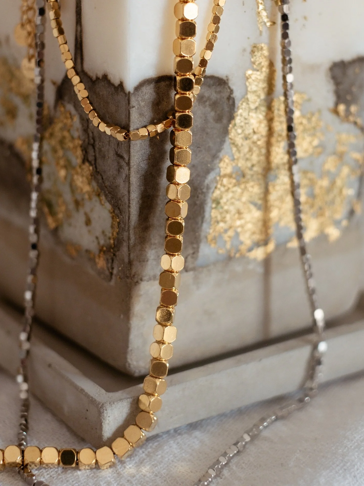 Spremna zakoračiti u ritam grada s kolekcijom Urban? Stvorena za brzi tempo svakodnevice i spontane večernje izlaske, ova kolekcija prati te bez obzira kamo ide&scaron;. Izrađena od 100% nehrđajućeg čelika, dovoljno je izdržljiva da preživi i najluđe