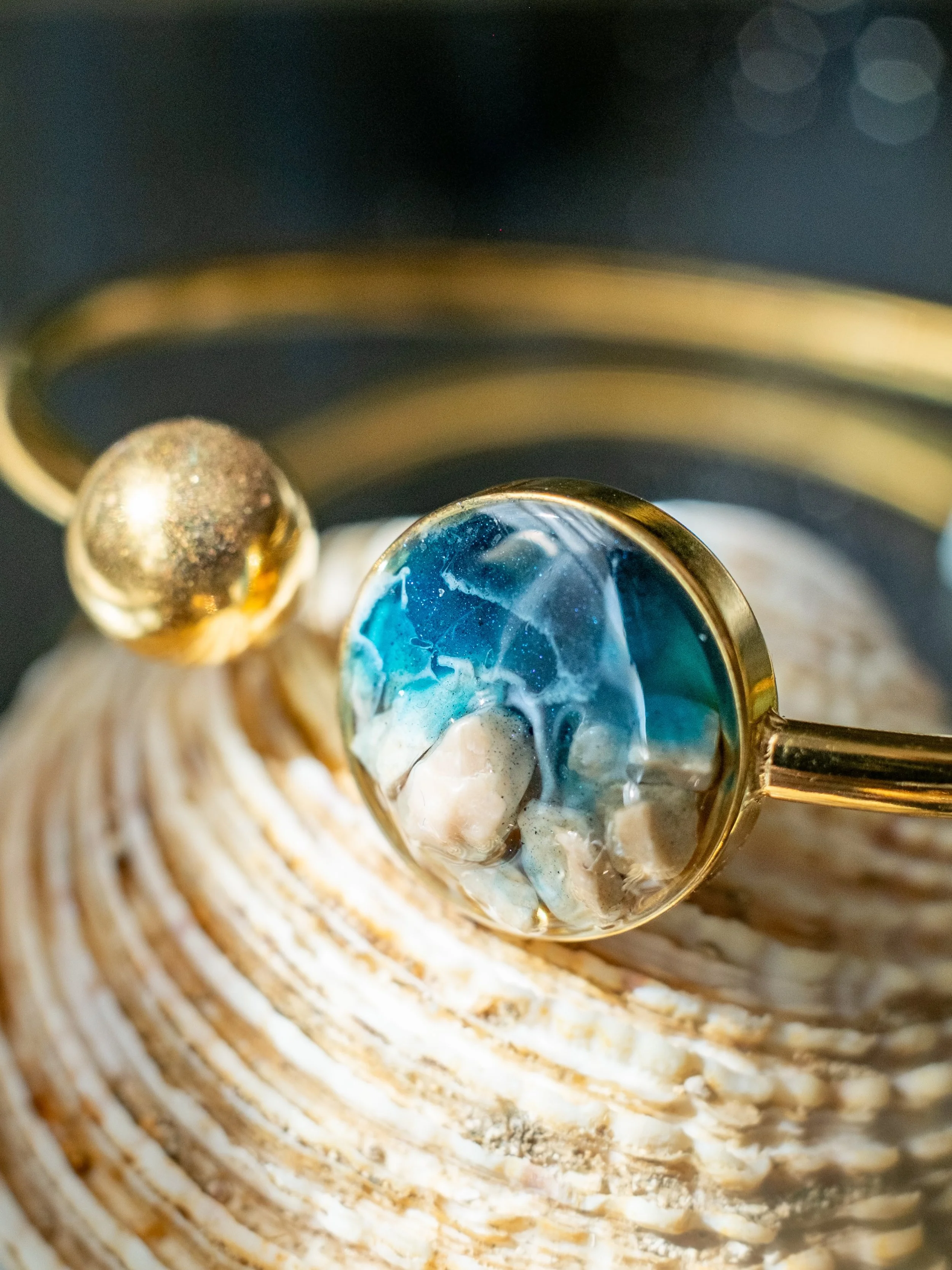 Misli ti sigurno već bježe prema moru i ljetu ☺️
Počasti se danas bangle narukvicom iz kolekcije Krapanj i uživaj u svojoj verziji odmora. 

Narukvice su dostupne u zlatnoj, rose gold i srebrnoj boji. Izrađene su od nehrđajućeg čelika i epoxy smole k