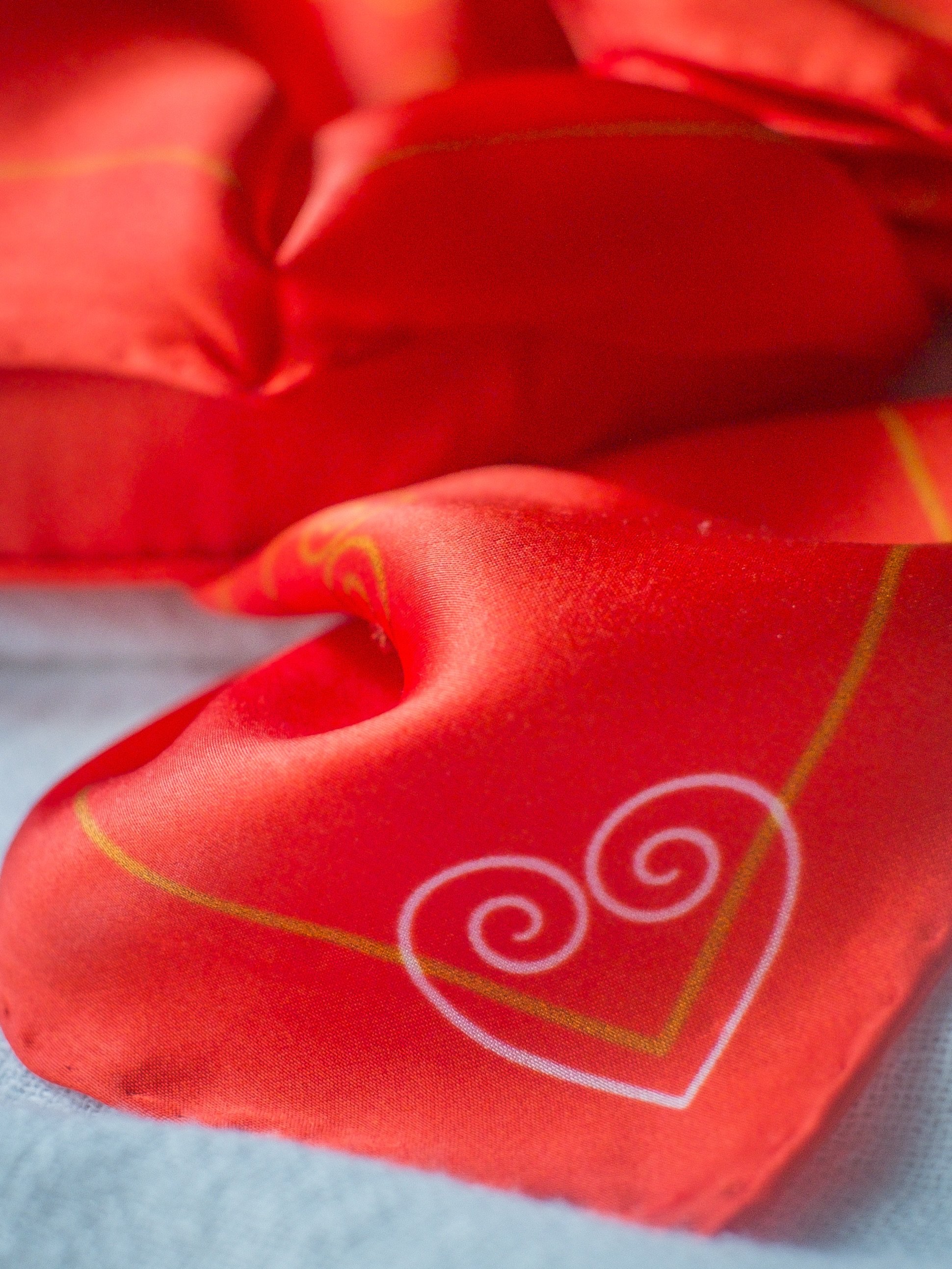 Odlučila sam da je danas dan za ljubav &hearts;️ Drugi dizajn LEART marama posvećen je licitarskim srcima &ndash; simbolu hrvatske tradicije i iskazu ljubavi. Ova vatrena crvena ne prolazi nezapaženo i nikoga ne ostavlja ravnodu&scaron;nim.
Marame us