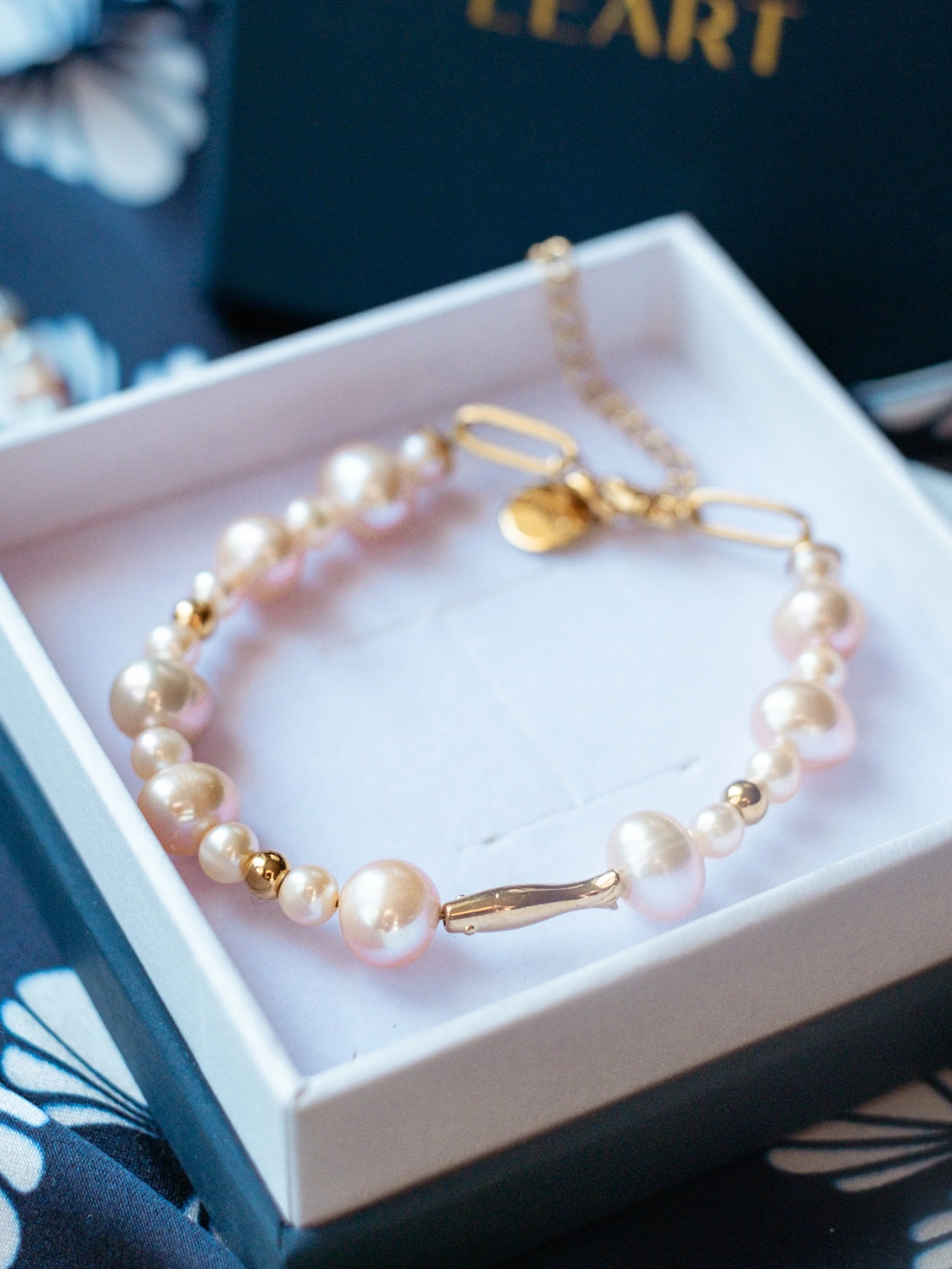 Salt &amp; Pearls kolekcija je koja će te pratiti cijelo ljeto! 🐟 Spaja bezvremensku eleganciju bisera s razigranim, morskim motivima &mdash; razbijajući stereotip klasičnog bisernog nakita, ali zadržavajući njegovu profinjenu notu.
Kolekciju već mo