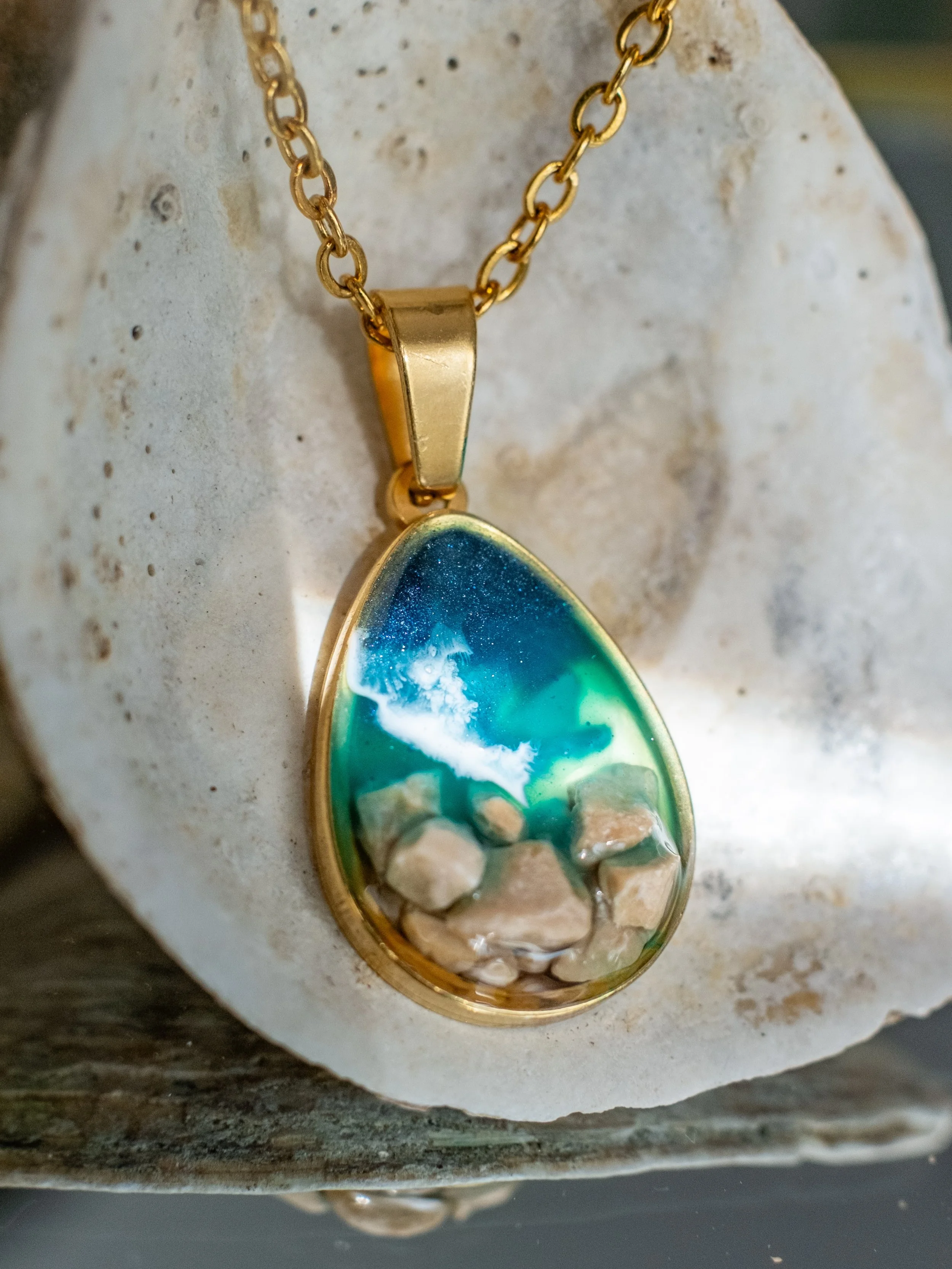 U zadnje 3 godine otkako kolekcija Krapanj postoji, u&scaron;li su neki novi modeli koje valja predstaviti 🥳

Kolekciju potraži u:
📍 @studio78.zagreb 
📍 @galerija.od.spuzava 
📍 @rego_gift_shop 
📍 @treasureboxpodgora
📍 @artgalleryseafairy