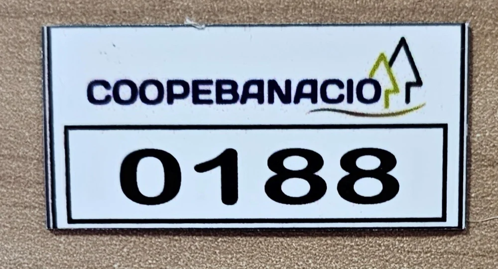 Placa de aluminio con logo de Coopebanacio