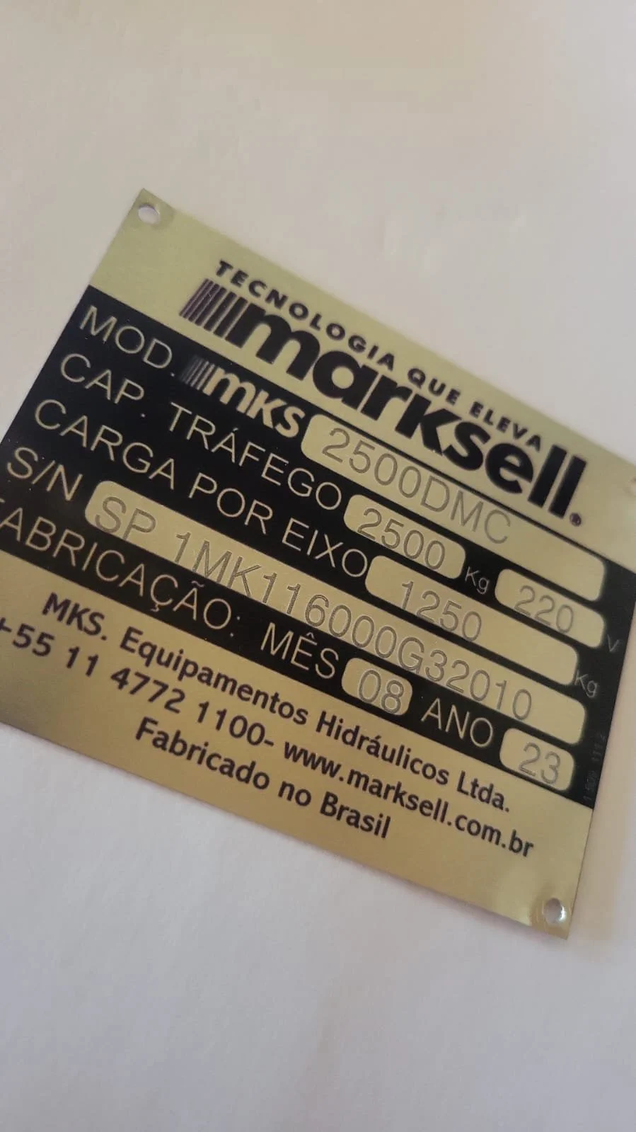 Placa de acero con especificaciones técnicas