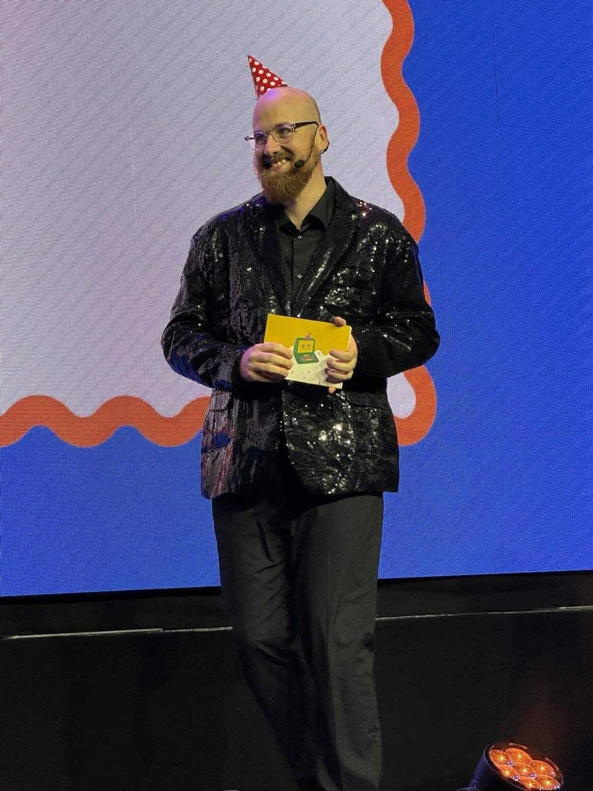 Our very own Anton Gunnarsson a.k.a. Master of Ceremonies at Nordic.js 🥹🪄

Mpyans Nils &amp; Emil were there too, along with many others &ndash; always a pleasure meeting old and new friends 🎈

Nordic.js 2025 was.. well, you guessed it: JOY 🎉🎉