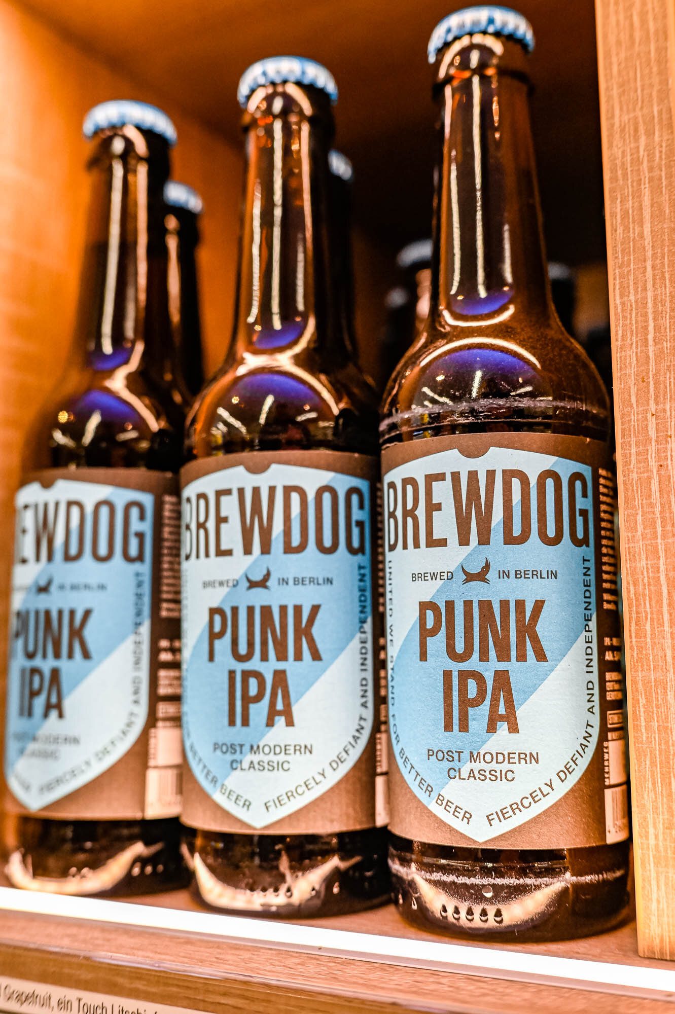 Entdecke jetzt bei uns im Rewe Homberg die Crewdog Punk IPA! Dieses aromatische Bier ist eine wahre Geschmacksexplosion, die deine Sinne belebt und dich auf eine genussvolle Reise mitnimmt. Entdecke das Abenteuer in jeder Flasche und genie&szlig;e de