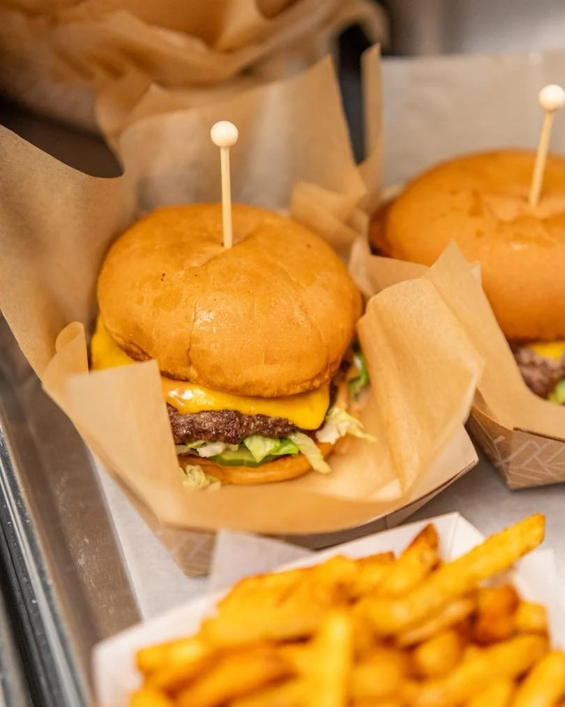 Wednesdays = burger and pint night 🍻

Grab a burger at Pigfish and get a ticket for a free Calusa pint! 
*Pint ticket valid day of purchase only*

See you tonight. 🍔

#burger #burgerspecial #sarasota #srq #sarasotamagazine #srqeats #sarasotafoodie 