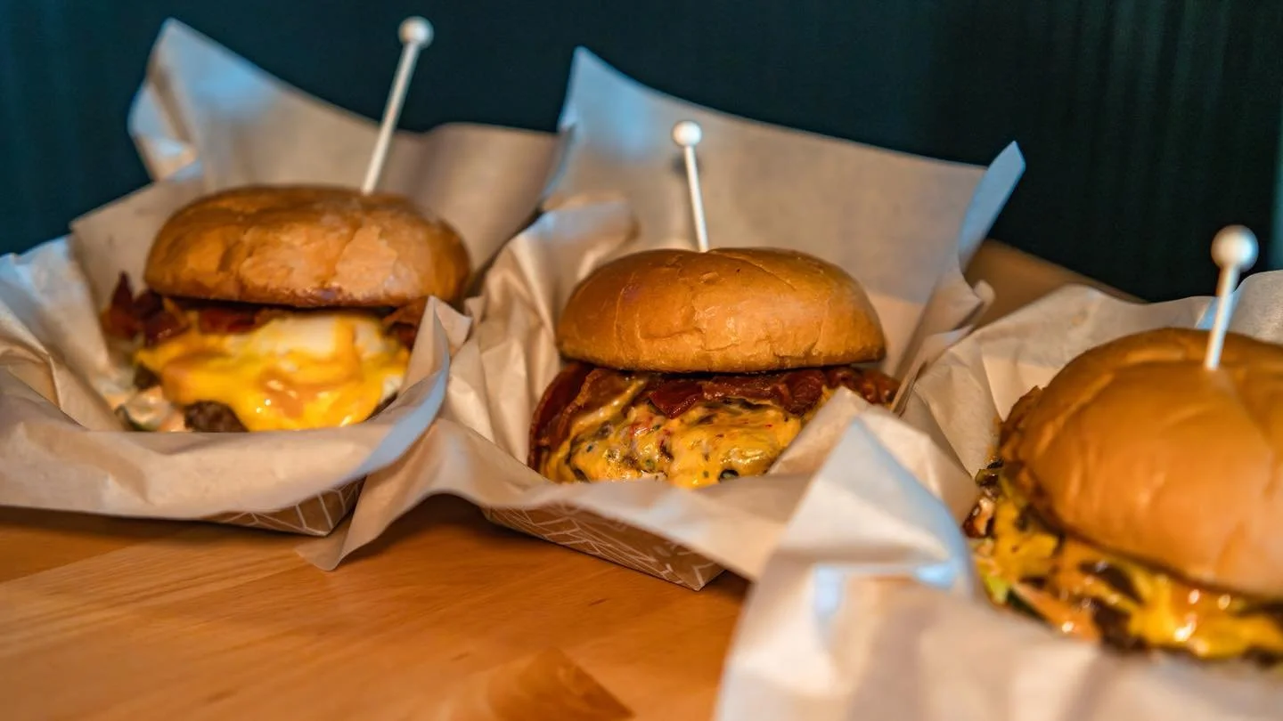 #sarasota BURGER AND PINT NIGHT 🍔🍻

Wednesday&rsquo;s feature is our signature burger. Feeling bold? Add our house-made pimento bacon, a fried egg, or go all in and double it.

#pigfish #pigfishsarasota #srq #sarasota #foodies #srqeats