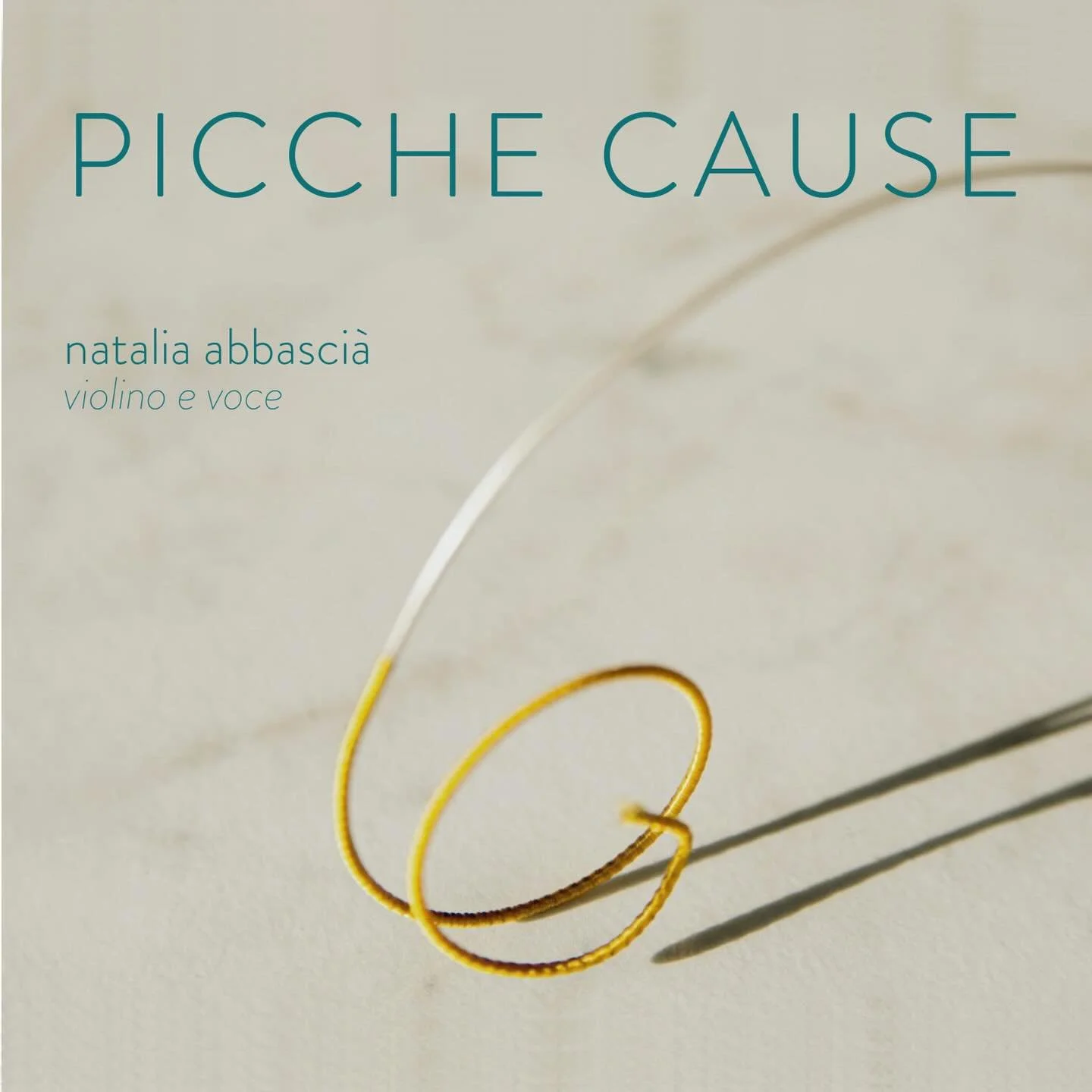 Ieri &egrave; uscito &ldquo;Picche Cause&rdquo;, il mio primo album da solista. 
Sulle piattaforme digitali sar&agrave; possibile ascoltare solo una parte del disco, mentre il lavoro completo sar&agrave; disponibile esclusivamente in formato fisico. 