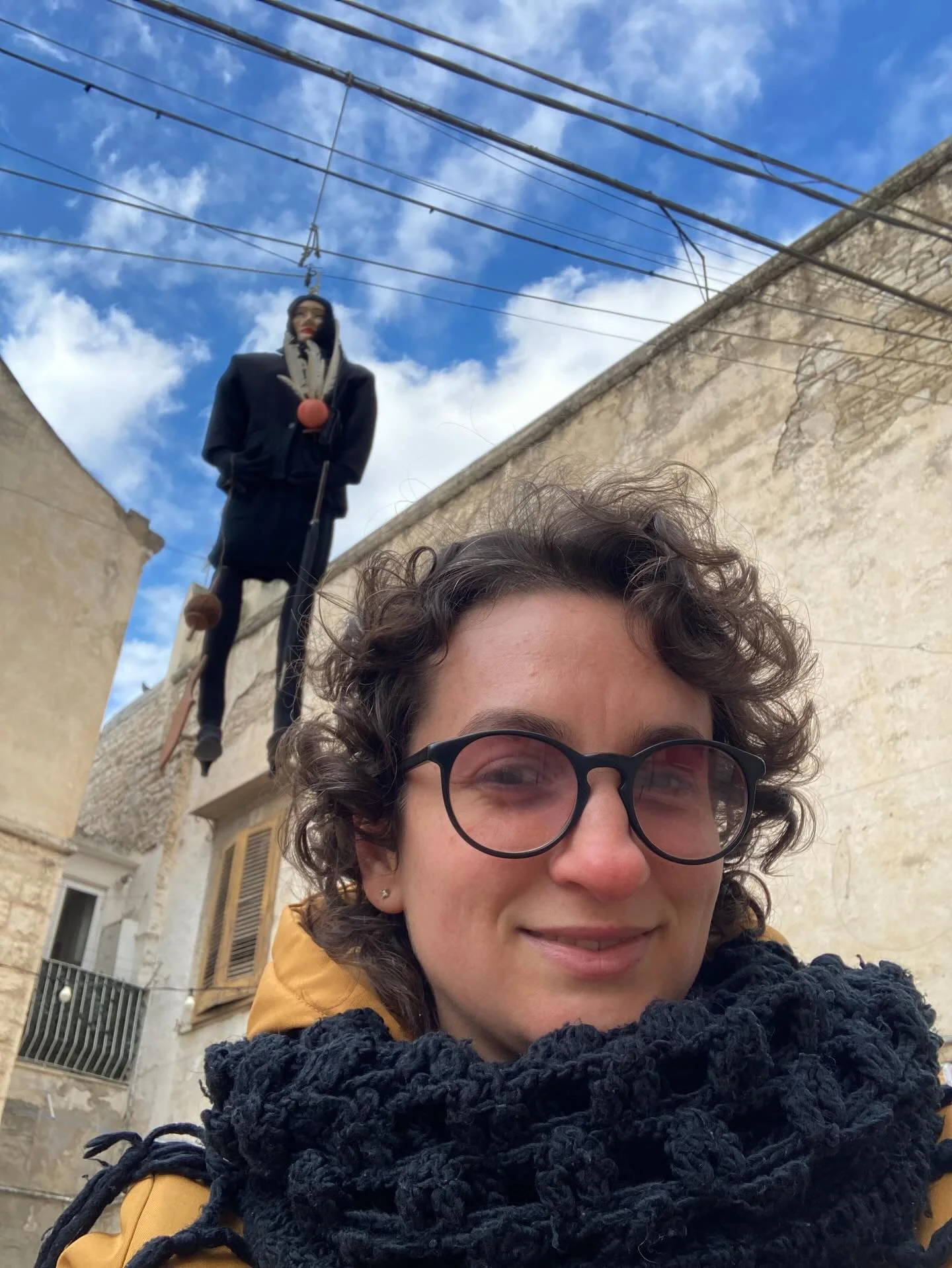 Eccomi a Ruvo! 🙈😅🥰
Domani le streghe saliranno sul palco di @sonoro_sud ! 

@elisamucchi 
@racheleandrioli 
@coro_a_coro 

P.s. La compagna appesa in alto &egrave; la quarantana, la vedova di carnevale. 

#puglia #ruvodipuglia #picchecause #quaran