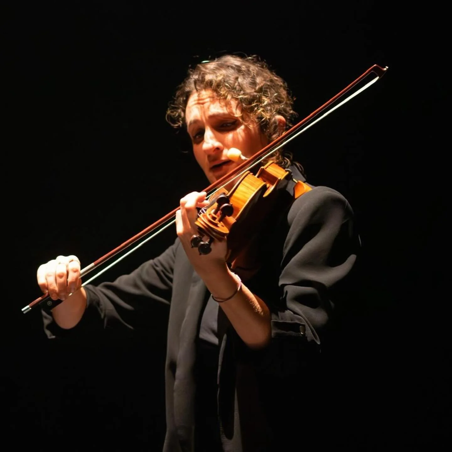 🎻 Ci vediamo domani a Reggio Emilia con lo spettacolo &ldquo;Di tanti Romei, di tante Giuliette&rdquo; by @agoracoachingproject .

@michelemerolammcdc 
@iteatri_reggioemilia 

📷 @ph.nikonikon