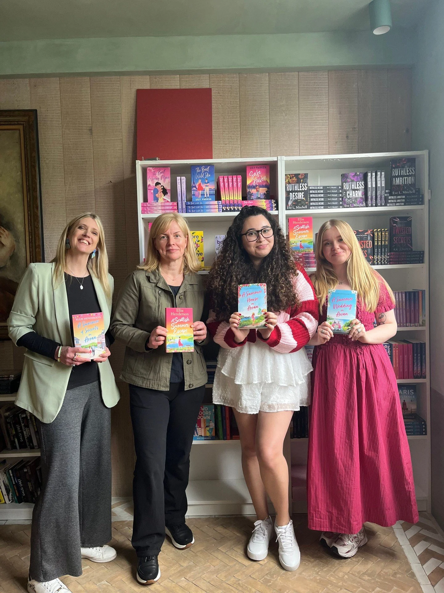 This week we were lucky to have our author Ellie Henderson visit us all the way from Scotland 💙
We had the best time chatting, talking books, and planning what&rsquo;s coming next 👀

So many exciting things ahead . . . stay tuned! 

#authorvisit #p
