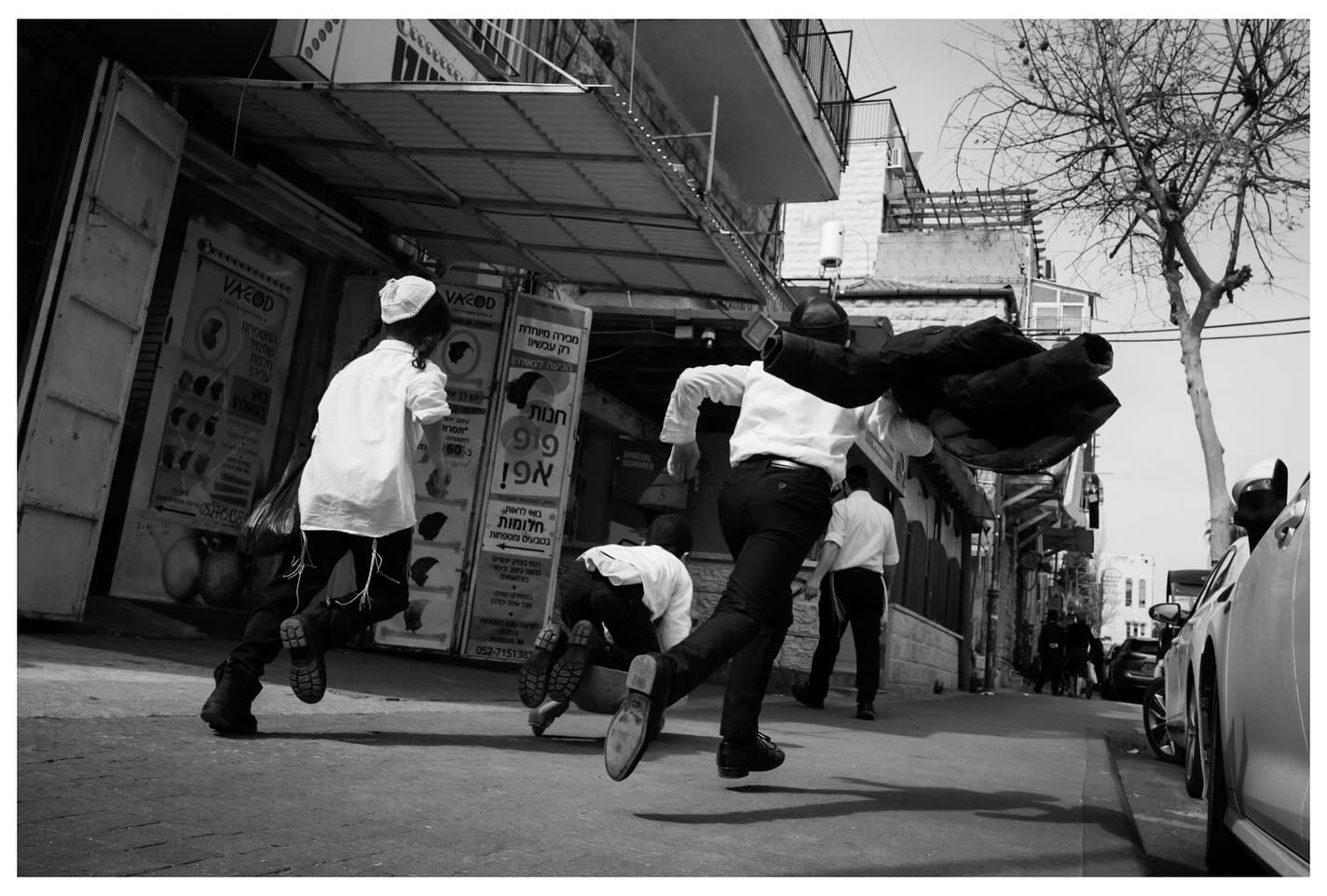 The innocent energy of kids
.
.
.
.
.
.
.
#streetphotography
#thinkverylittle
#everybodystreet
#ourstreets
#street_me_up
#tdmmag
#street_avengers
#bnw_demand
#dreaminstreets
#SPiCollective
#SPi_Action
#tdmmag
#streets_up_north
#streetphoto_asia
#myl