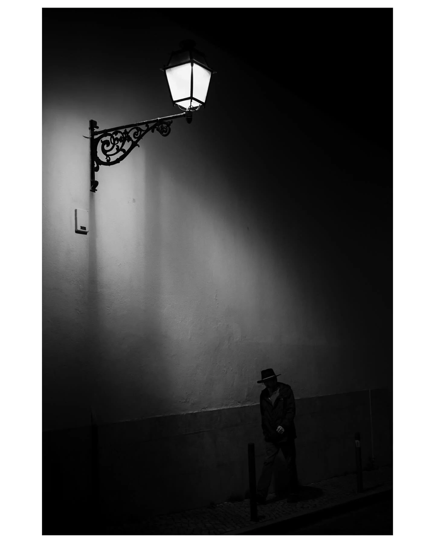 Darkness in Lisbon
.
.
.
.
.
.
.

#streetphotography
#thinkverylittle
#everybodystreet
#ourstreets
#street_me_up
#tdmmag
#street_avengers
#bnw_demand
#dreaminstreets
#SPiCollective
#SPi_Travel
#SPi_Shadows
#tdmmag
#streetphotographers
#myleicaphoto
#