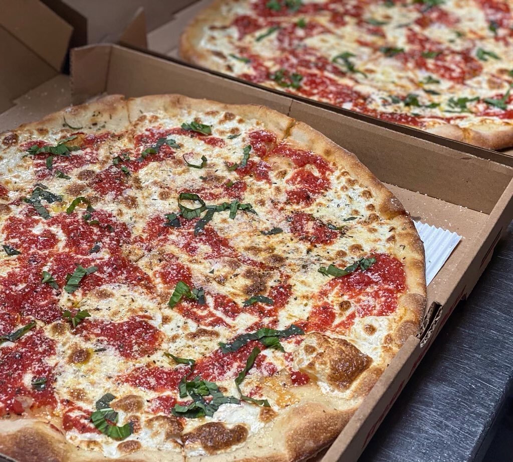 Brooklyn Margherita 😜 🍕 #pizza #pizzalovers #onebite #norwalk #newcanaan #westport #wilton #classicapizza #cteats #heynorwalk #heystamford #stamford #bestpizza #fcfoodie #cteats #cteatsout #norwalkdmv #heystamford