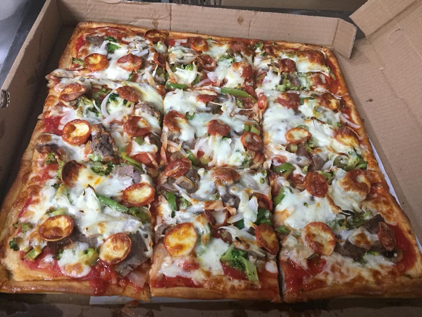 The Loaded Sicilian 🤯😛😛

#pizza #pizzalovers #onebite #norwalk #newcanaan #westport #wilton #classicapizza #cteats #heynorwalk #heystamford #stamford #bestpizza #fcfoodie #cteats #cteatsout #norwalkdmv #heystamford