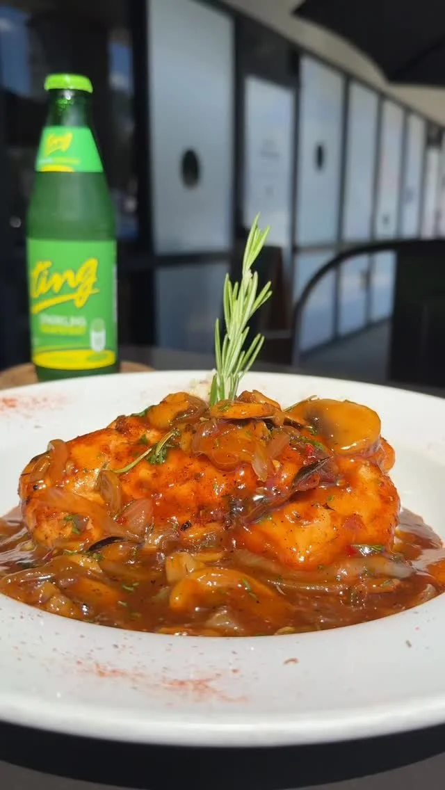 β¨ Special of the Week β¨
Our Chef Rob’s Lime Chicken is here to steal the spotlight!
Pan-seared chicken breast over creamy smashed red potatoes, smothered in a savory rosemary lime sauce with onions & mushrooms.
Available while supplies last
