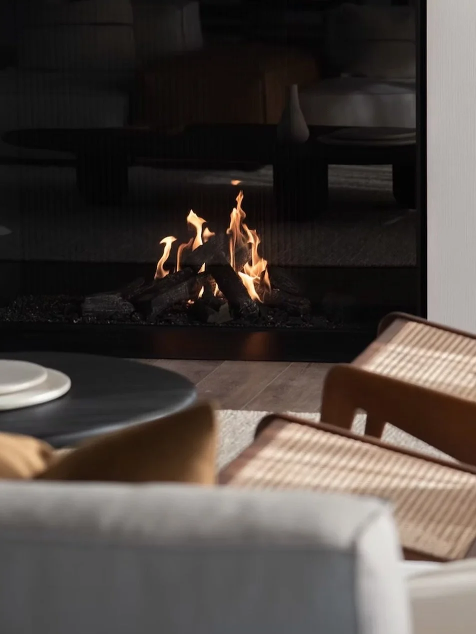 For me, #Dise&ntilde;oParaVivirBonito, is about crafting interiors that stand the test of time; spaces where life unfolds without distraction. 
-
#SeViveBonito
#StylingDetails
#InteriorInspo