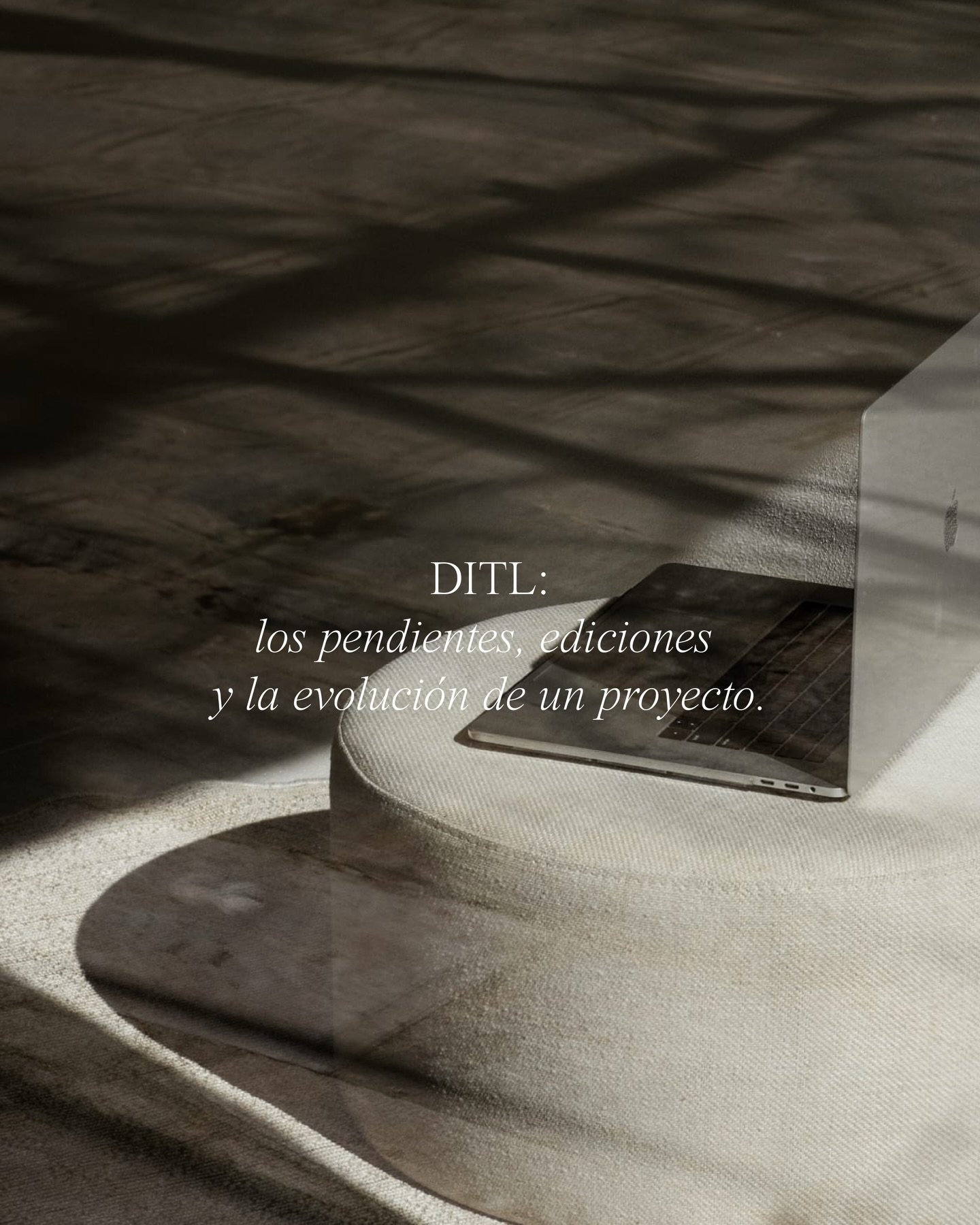 Hoy te comparto c&oacute;mo se ve un d&iacute;a real en mi vida, el eterno baile entre lo creativo y el oficio. 

Para m&iacute;, tiene que iniciar el d&iacute;a con caf&eacute;; si es posible en uno de mis lugares favoritos. Al menos al inicio de la