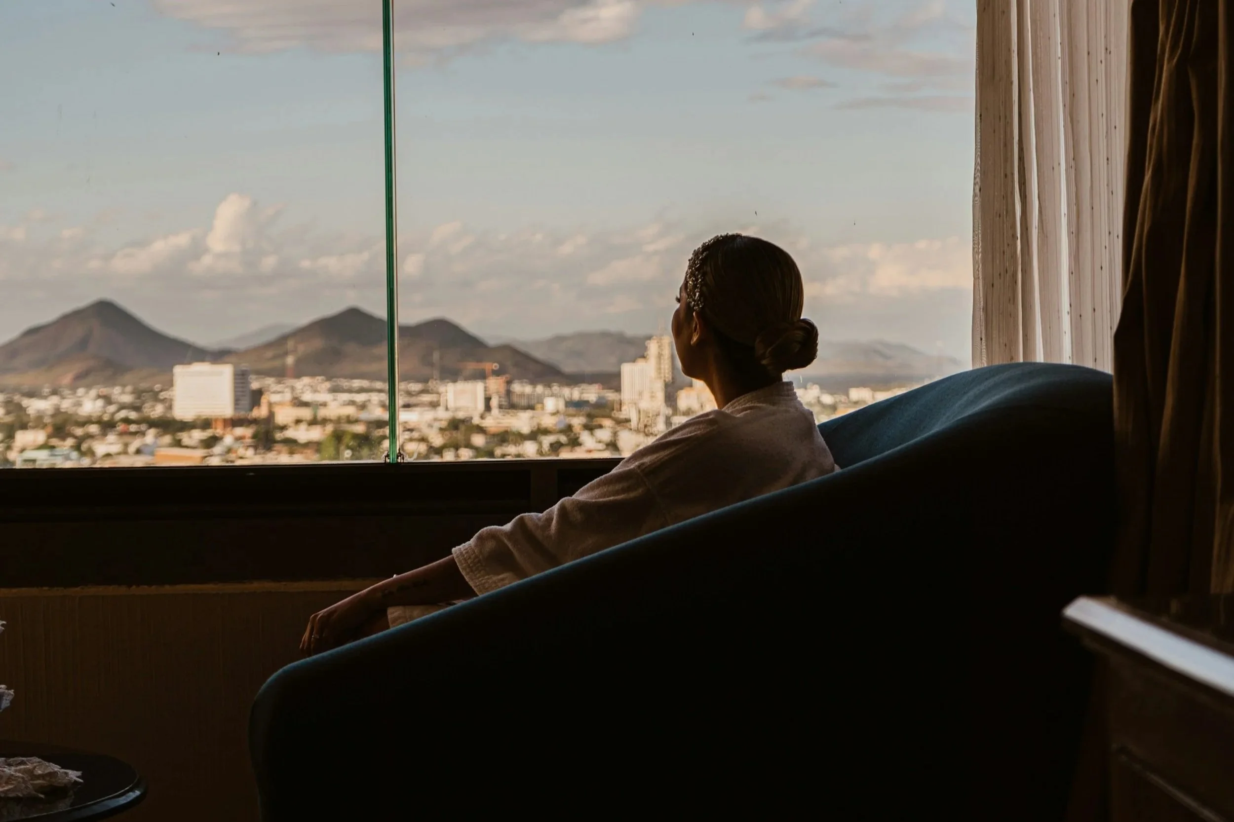 Mujer en calma mirando por la ventana