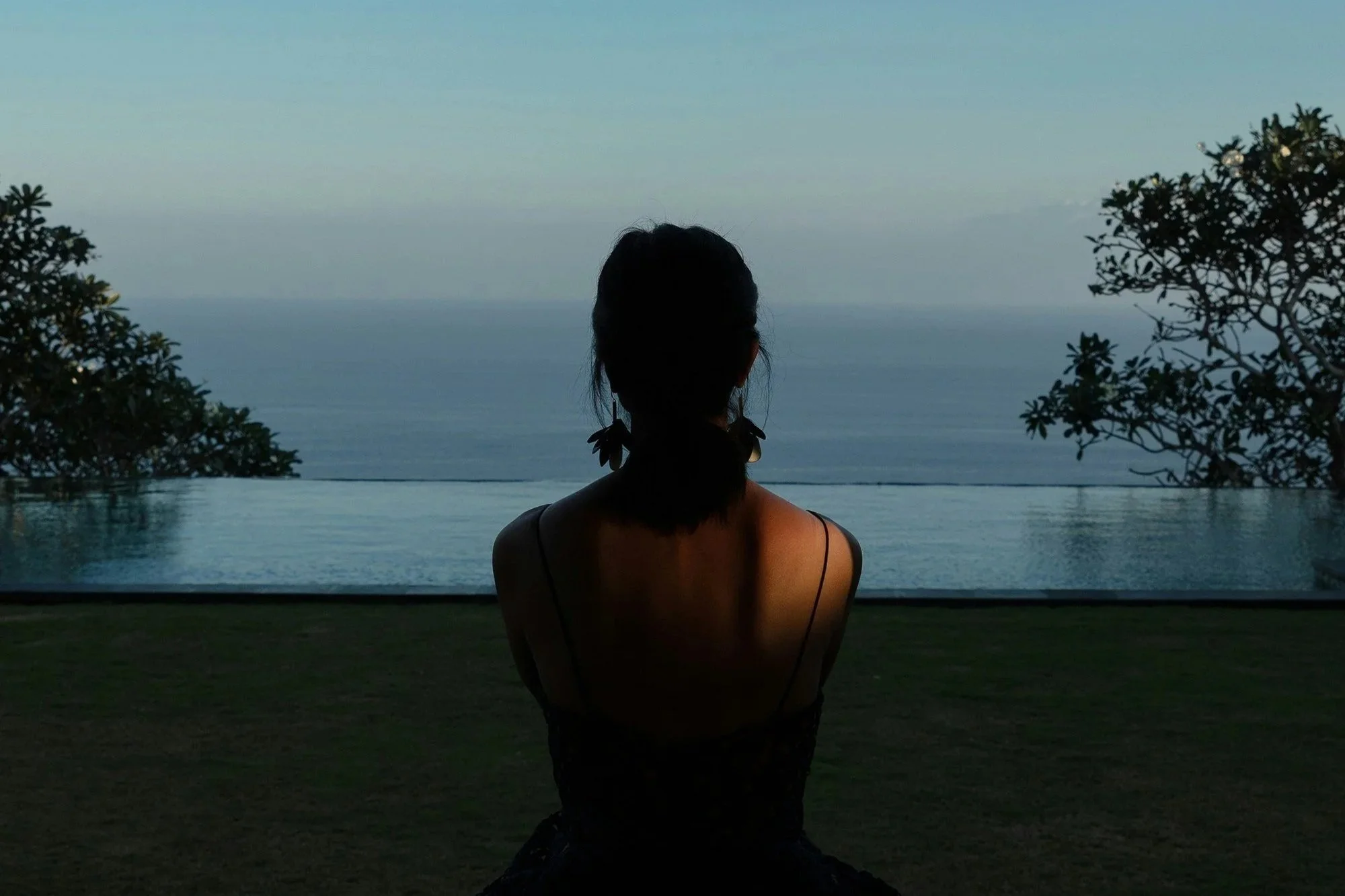Mujer mirando al horizonte
