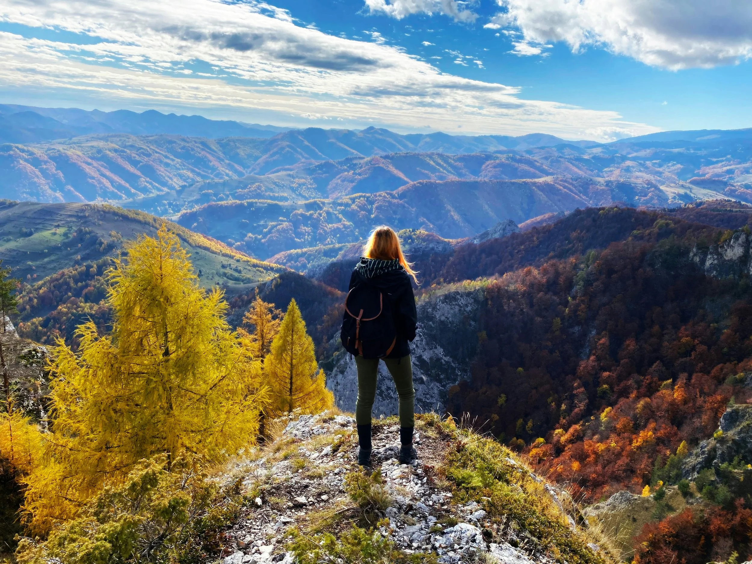 Mujer contemplando las montañas durante una caminata