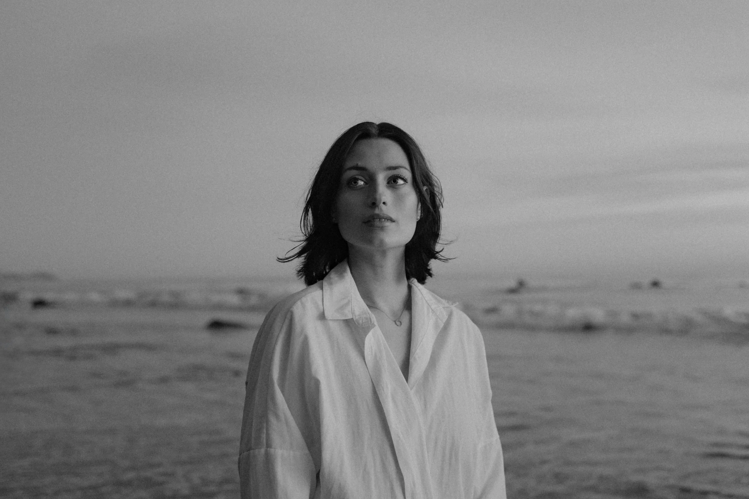 Mujer preocupada en el mar