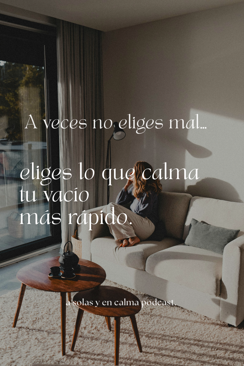 Mujer reflexionando en casa sobre relaciones y patrones emocionales, imagen de introspección y crecimiento personal