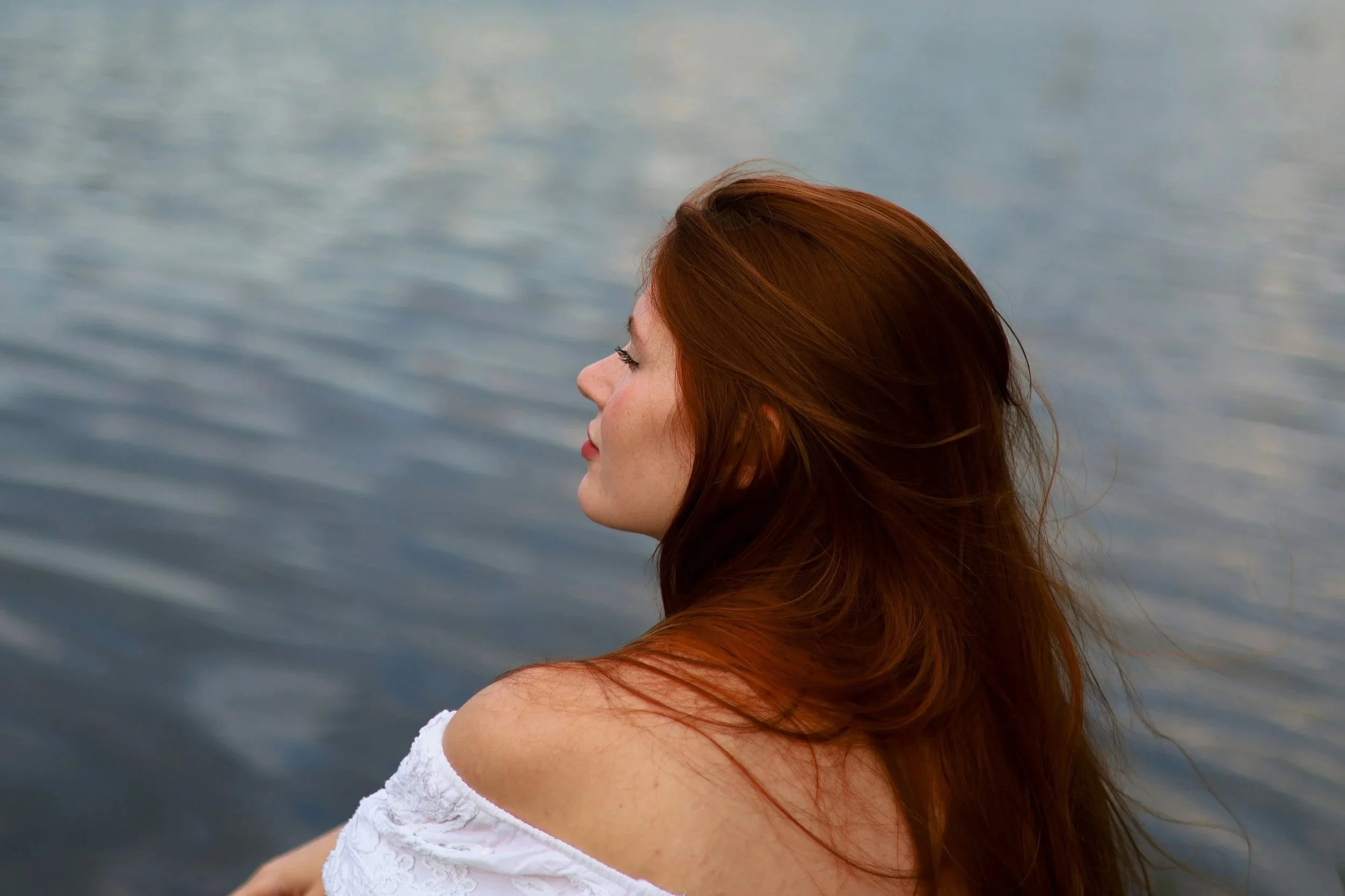 mujer reflexionando sobre su vida