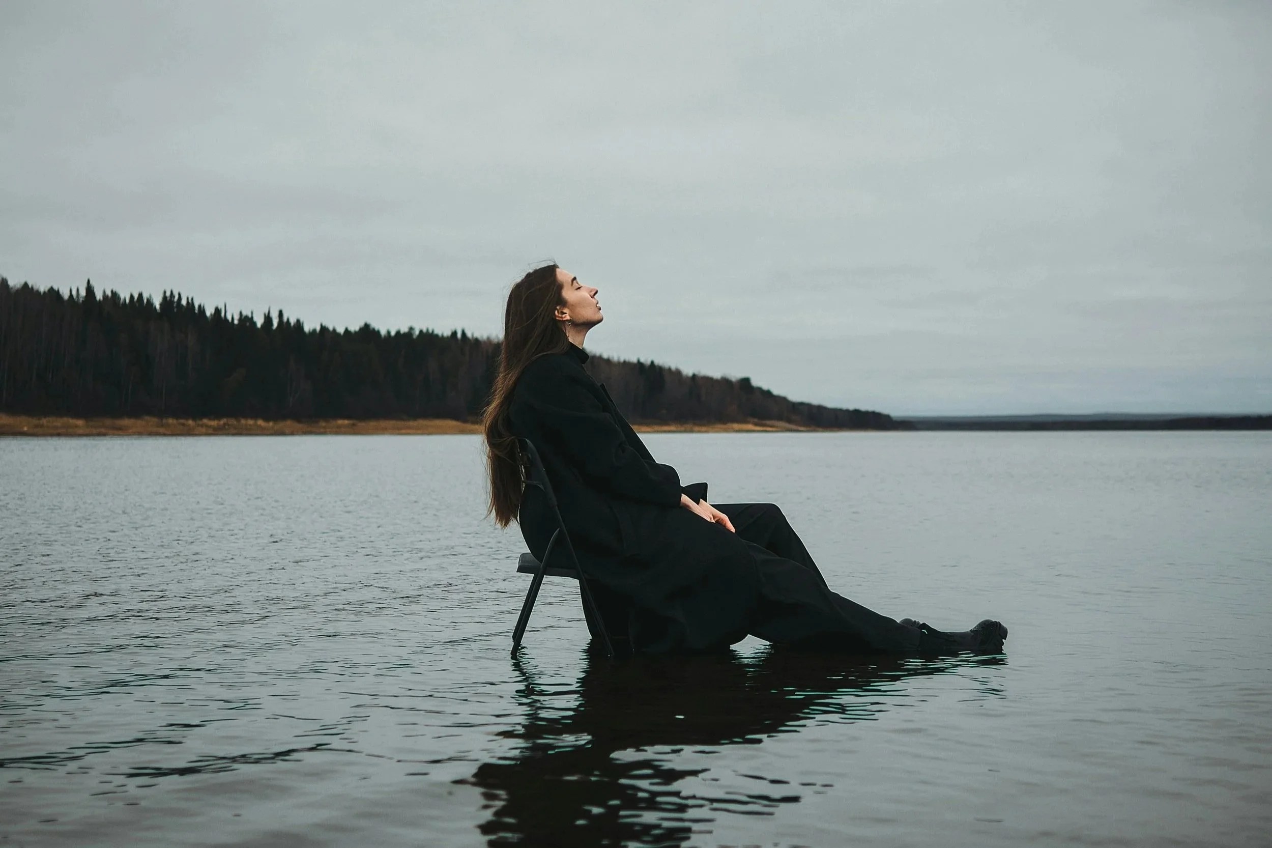 Mujer reflexionando sobre la decepción causada por expectativas no realistas en su vida