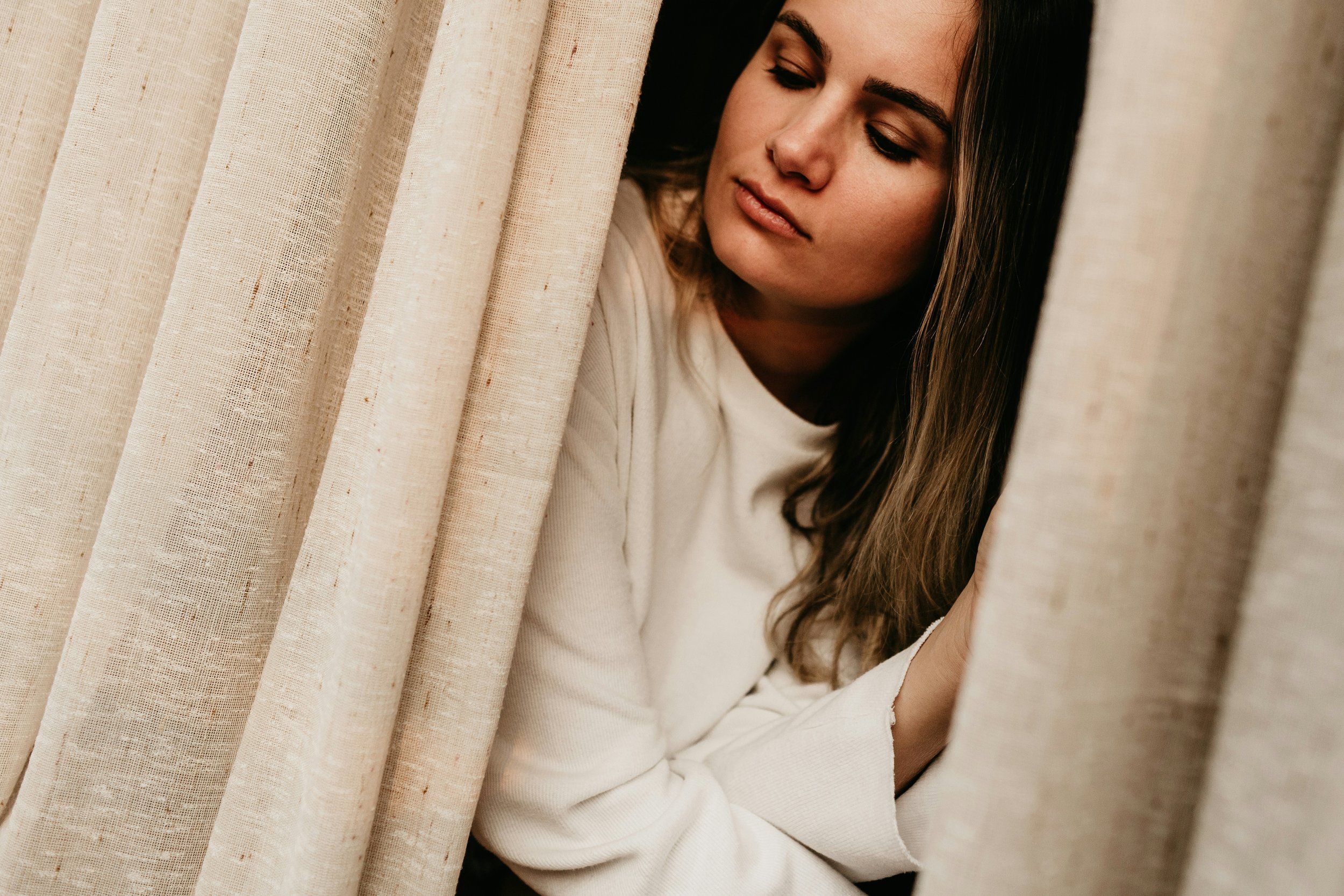 mujer saturada fisica y mentalmente