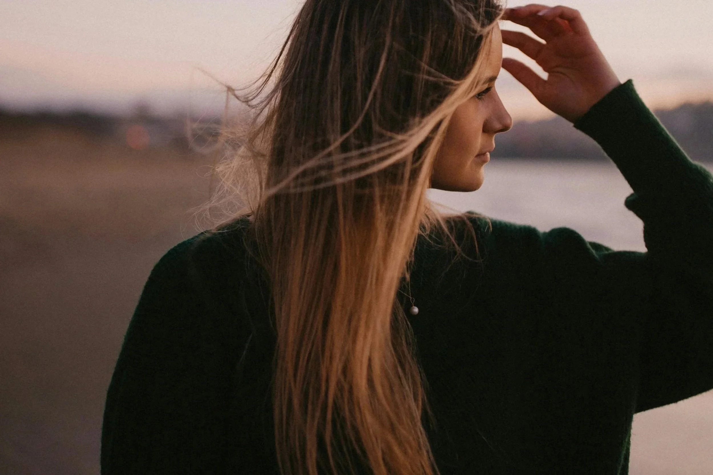 mujer reflexionando sobre decisiones