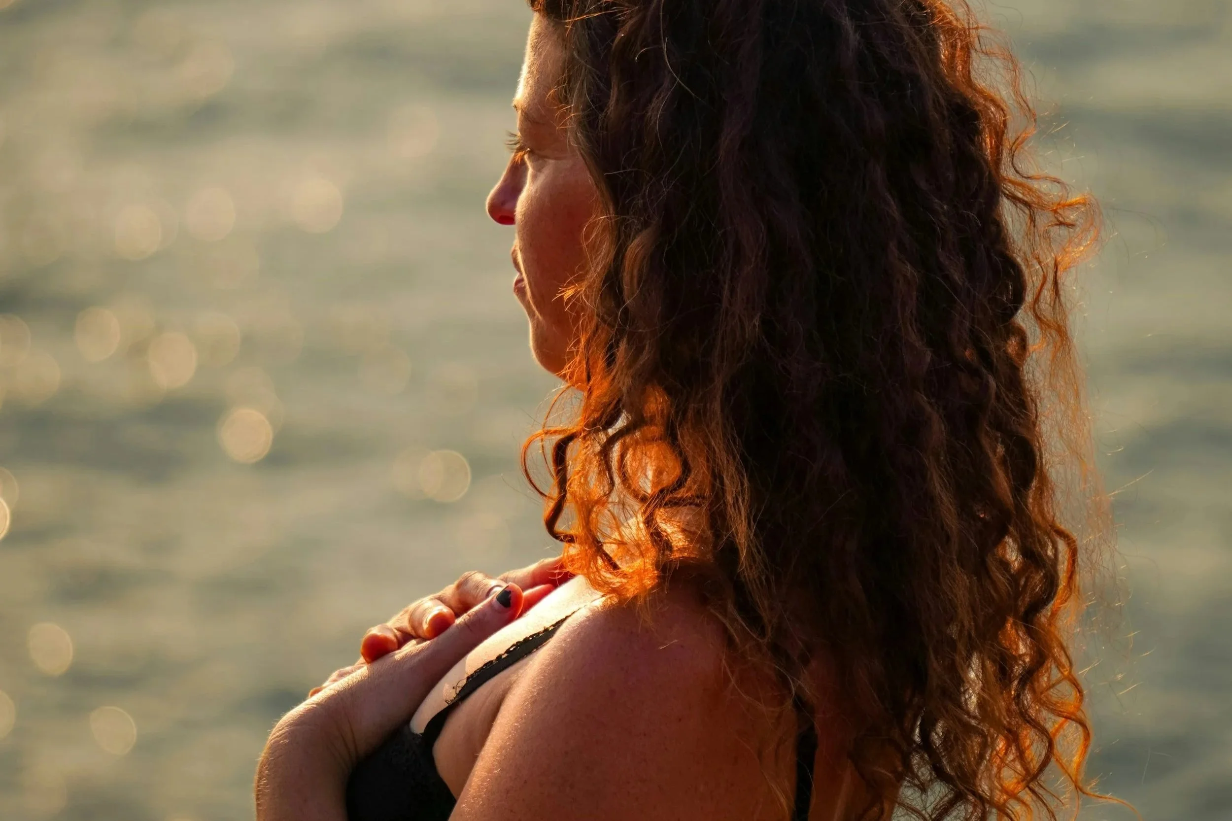 Mujer en calma en el mar