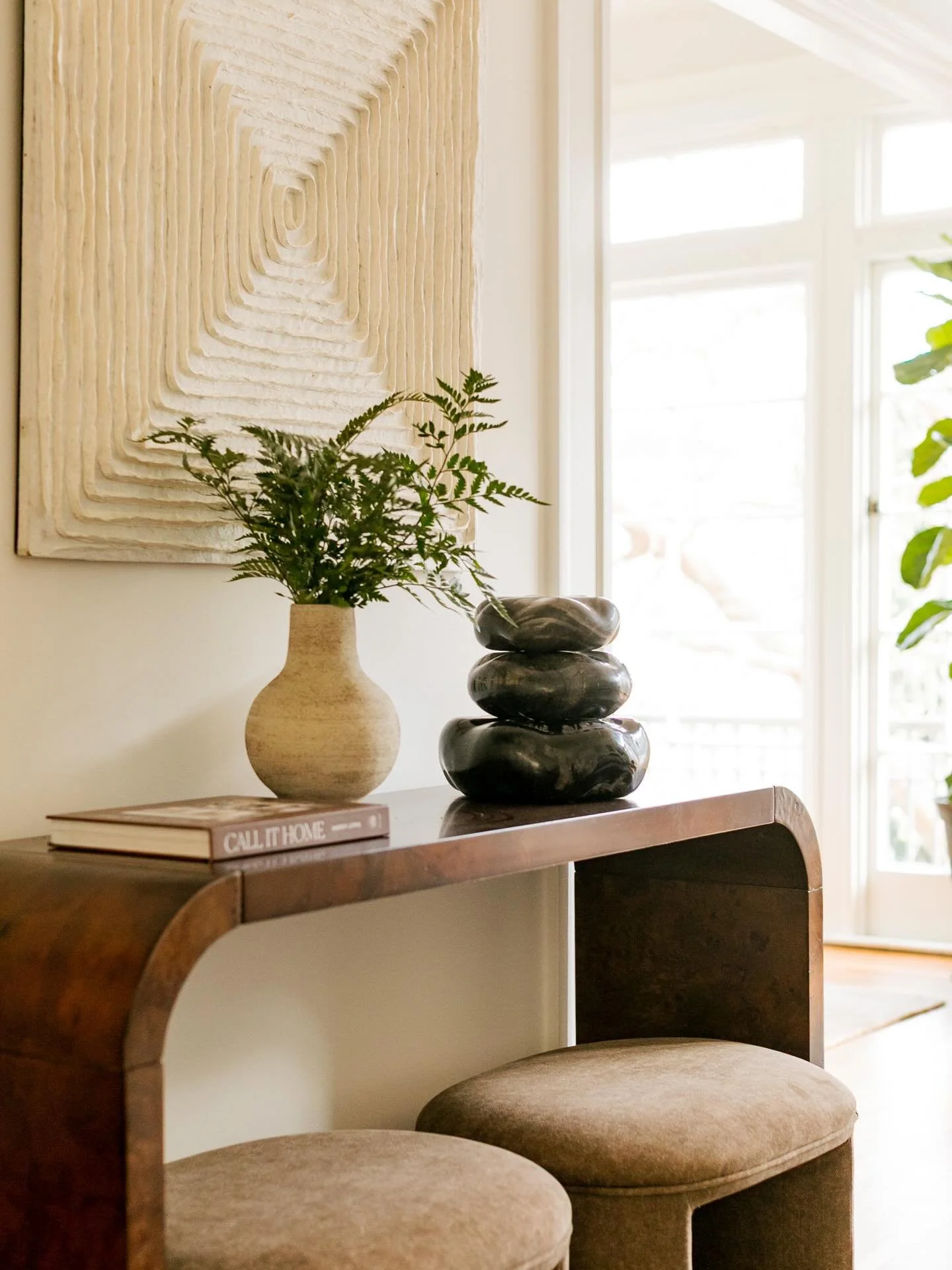Sometimes we just need a quiet moment to ground the energy of the room. Love a dark wood tone, stones and natural elements, and warm textures to accomplish that calmness that really we all deserve right now. 

#sfre #sfhomestaging #resastager #quietc