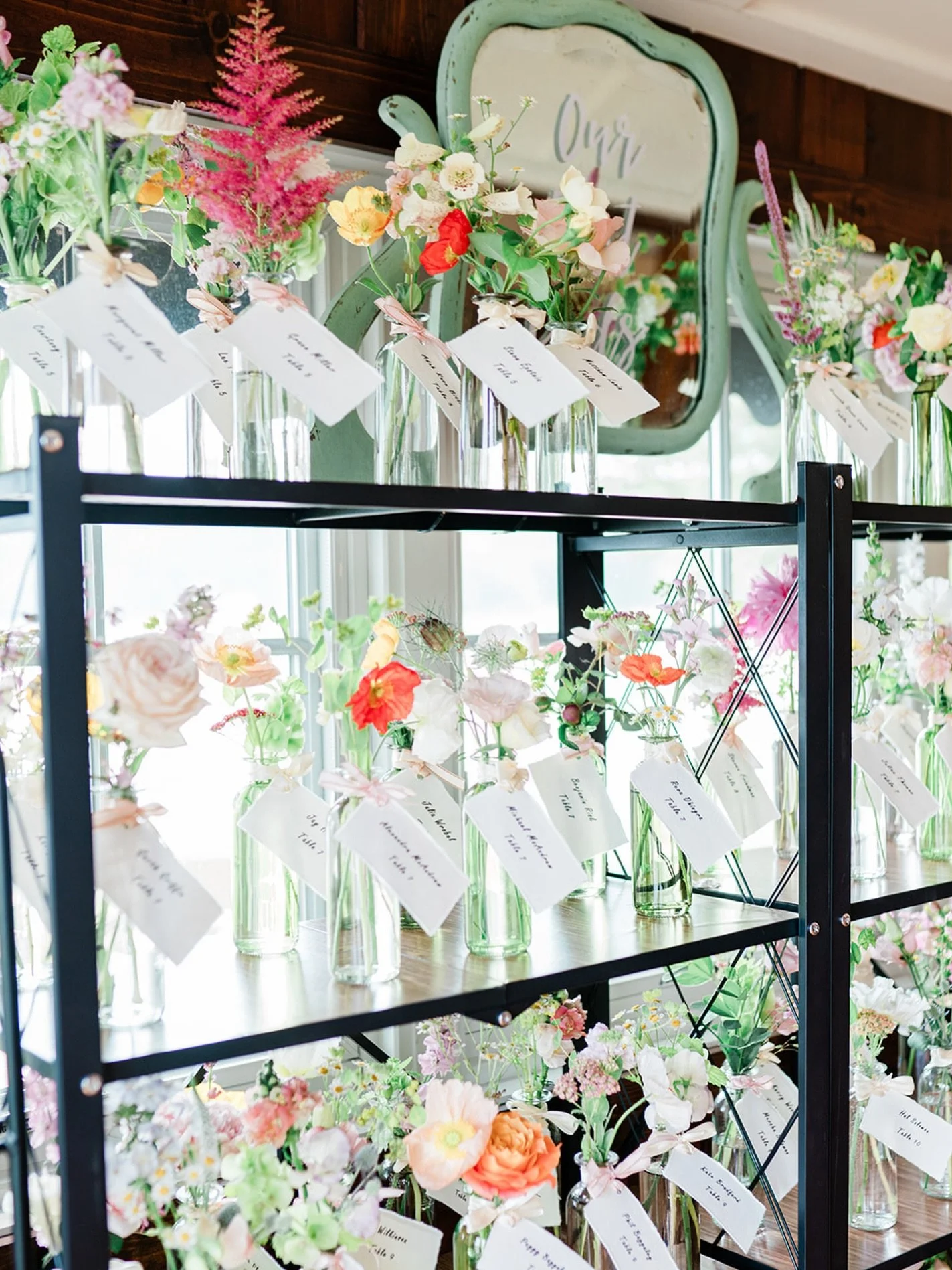 Every place setting, thoughtfully considered.
An elevated seating display layered with seasonal blooms, soft movement, and intentional detail &mdash; designed to welcome guests and set the tone from the very first moment.

📸 @reneeashphoto
📍 @north