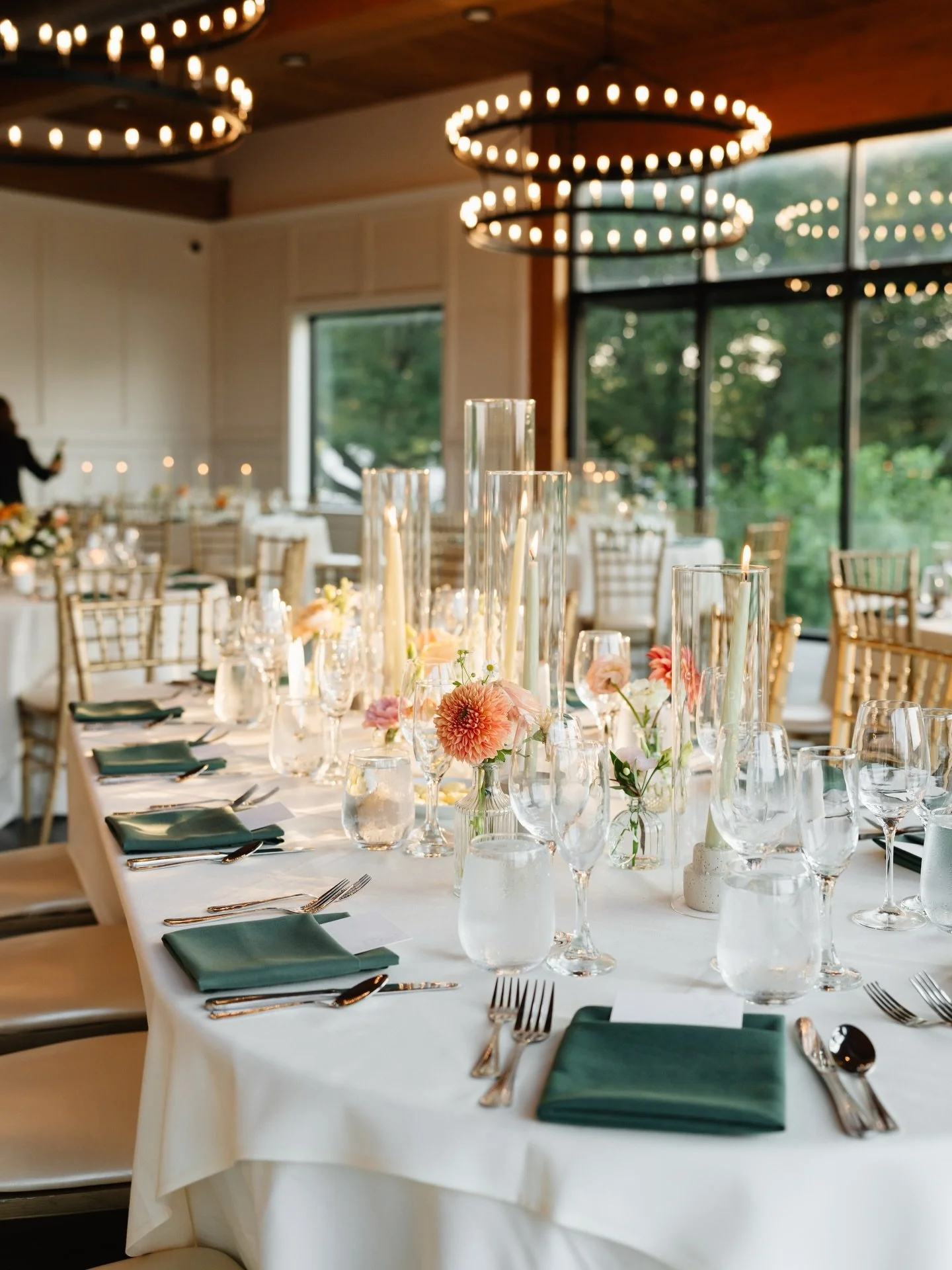 Love lived in all of these details, soft blooms, glowing light, full hearts ✨

A table set for love, laughter, and everything we&rsquo;ll remember forever.

Every place set with intention, every flower part of the story.

Venue | @theviewjc
Photo | @