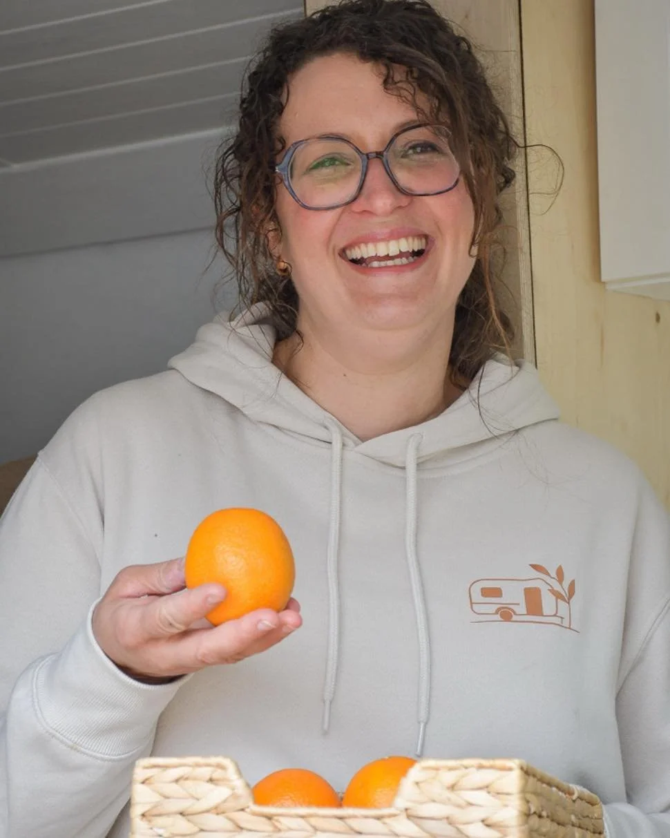 Je m&rsquo;appelle Cynthia, fi&egrave;re fondatrice d&rsquo;O&rsquo;range Tout.
Enchant&eacute;e!
On me dit souvent que je rayonne d&rsquo;&eacute;nergie et de vitalit&eacute;, et c&rsquo;est exactement ce que j&rsquo;apporte dans chacun de mes proje