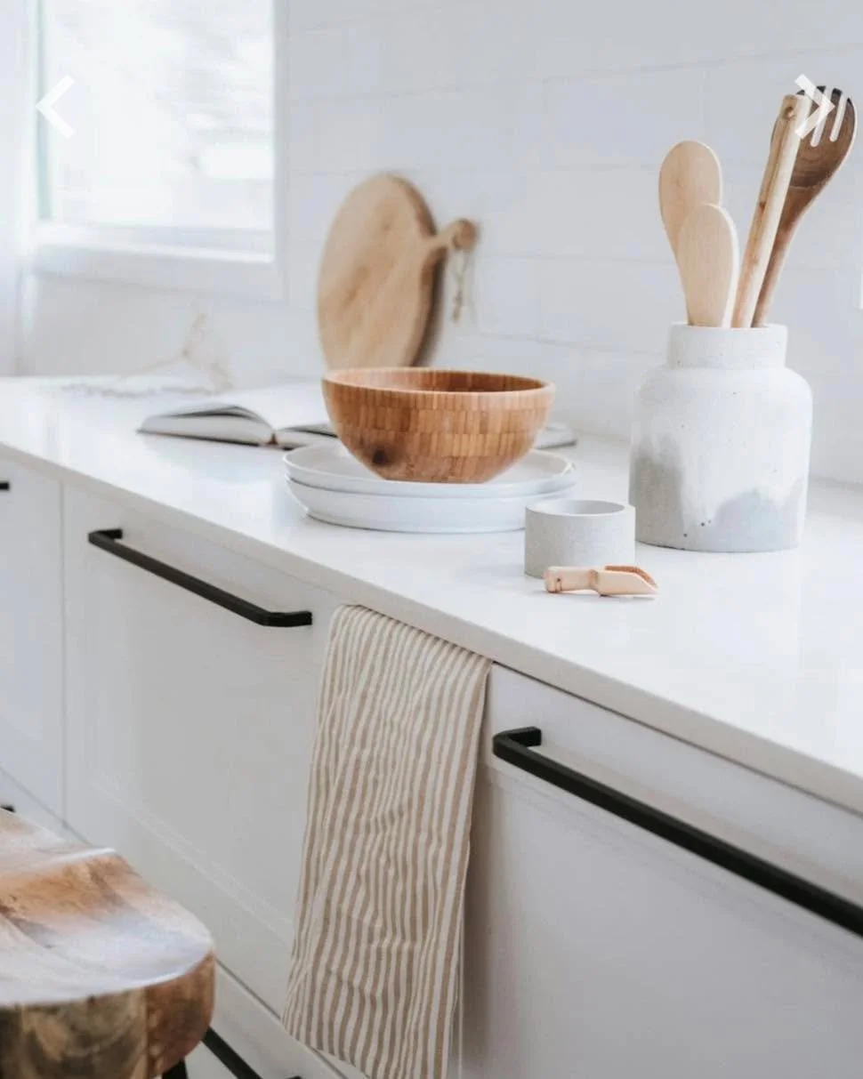 3 erreurs qui rendent une cuisine encombr&eacute;e 
1️⃣ Trop d&rsquo;objets sur le comptoir
2️⃣ Aucun syst&egrave;me pour les tiroirs
3️⃣ Garder des doublons &ldquo;au cas o&ugrave;&rdquo;
La solution ?
✔️ Lib&eacute;rer les surfaces
✔️ Utiliser des 