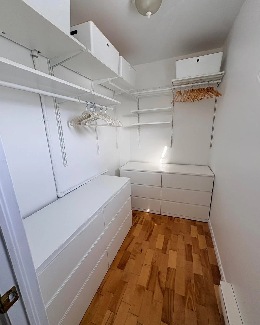 Avant / Apr&egrave;s &ndash; Walk-in

On recommence &agrave; neuf !
Voici quelques &eacute;tapes de ce beau projet 

1e photo c&rsquo;est le beau walk in tout neuf
2e photo petite peinture avant l&rsquo;installation du nouveau syst&egrave;me 
3e phot