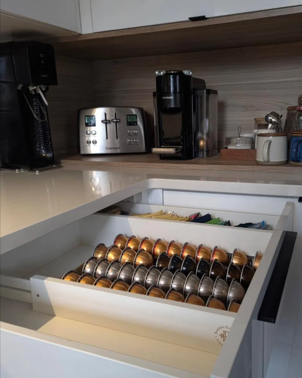 On pense souvent que l&rsquo;organisation demande de grands changements&hellip;
Mais bien souvent, ce sont les petits d&eacute;tails qui font la plus grande diff&eacute;rence.

Un tiroir structur&eacute;.
Un panier au bon endroit.
Un espace qui devie