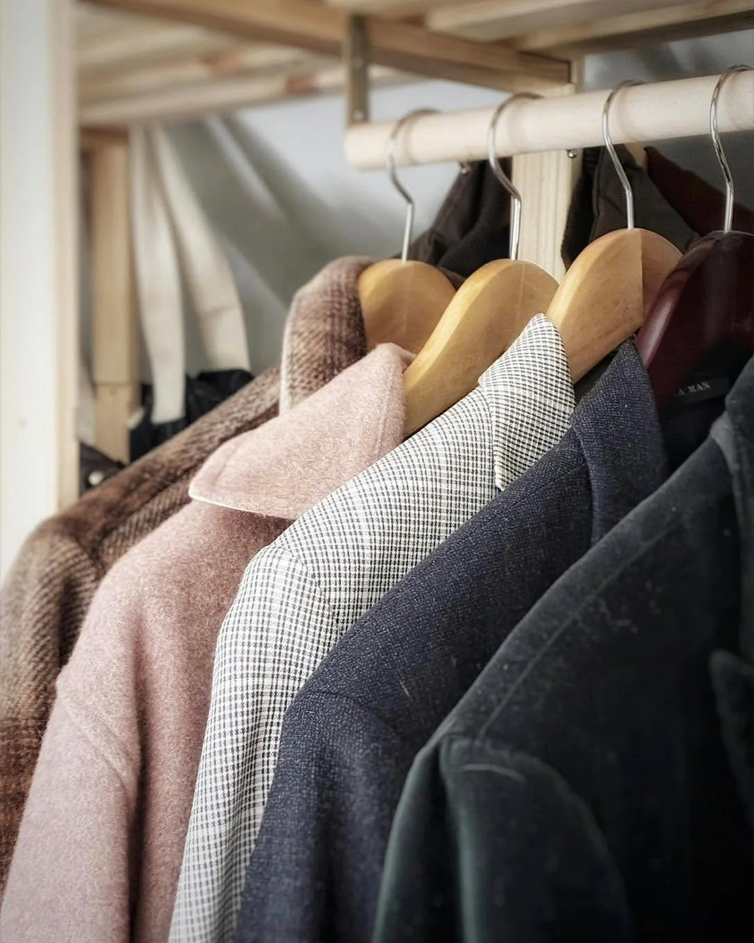 Organisation saisonni&egrave;re

Le changement de saison est le moment parfait pour faire le tri dans nos garde-robes.
On range ce qui ne sert plus, on red&eacute;couvre ce qu&rsquo;on aime vraiment&hellip; et on cr&eacute;e de l&rsquo;espace.
Un gar